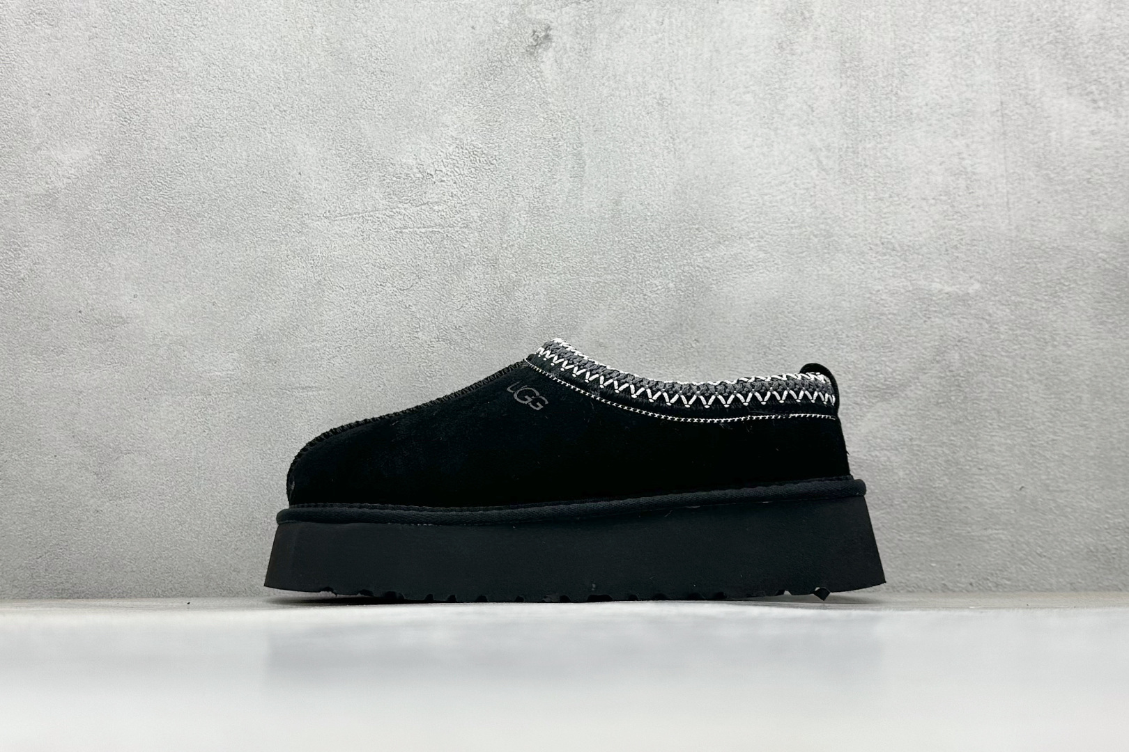 放店💰140
UGG 塔茨系列加厚款 穆勒风包头5CM半拖鞋 民族风秋冬雪地靴 
羊皮毛一体高品质 保暖锁热 
采用TPU模压定型翻毛皮鞋面材质 内嵌人造卷曲羊毛毛绒里衬和选用10毫米UGGPURE™ 植入式羊毛里衬与可拆卸的UGGPURE™ 植入式羊毛鞋垫 轻便防滑舒适橡胶外底 带有品牌LOGO商标 带全套包装 
货号：1122553
尺码: 35 36 37 38 39 40 41 42建议选大一码