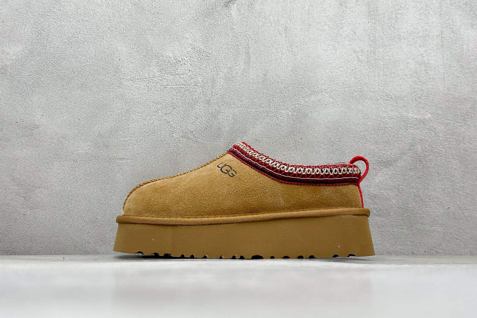 放店💰140
UGG 塔茨系列加厚款 穆勒风包头5CM半拖鞋 民族风秋冬雪地靴 
羊皮毛一体高品质 保暖锁热 
采用TPU模压定型翻毛皮鞋面材质 内嵌人造卷曲羊毛毛绒里衬和选用10毫米UGGPURE™ 植入式羊毛里衬与可拆卸的UGGPURE™ 植入式羊毛鞋垫 轻便防滑舒适橡胶外底 带有品牌LOGO商标 带全套包装 
货号：1122553
尺码: 35 36 37 38 39 40 41 42建议选大一码