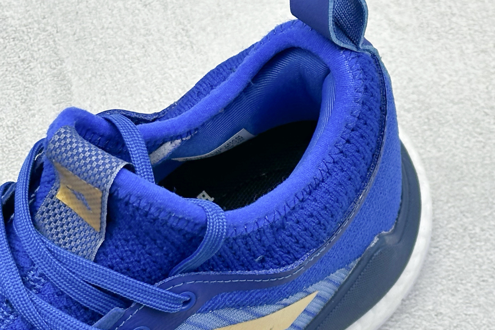 ADIDAS CRAZYFLIGHT MID 运动鞋 减震防滑 针织网面设计 鞋底采用真爆颗粒 三层组合大底 舒适透气 HQ3488