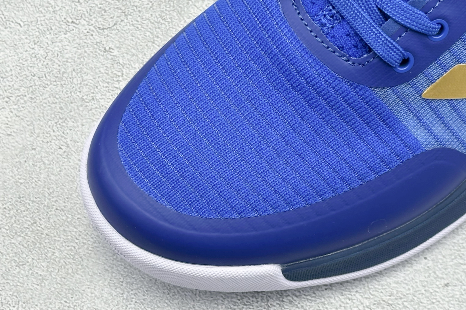 ADIDAS CRAZYFLIGHT MID 运动鞋 减震防滑 针织网面设计 鞋底采用真爆颗粒 三层组合大底 舒适透气 HQ3488