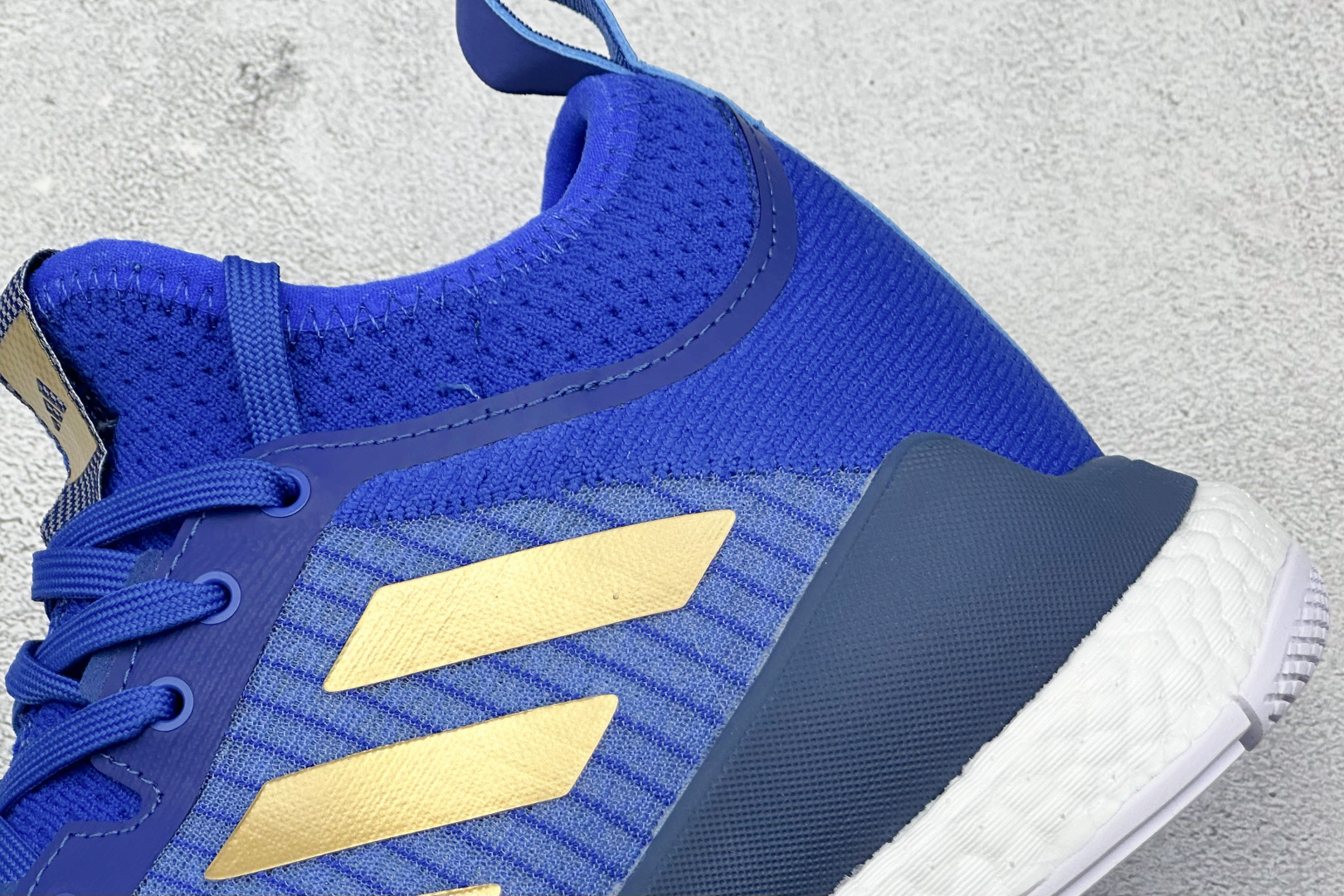 ADIDAS CRAZYFLIGHT MID 运动鞋 减震防滑 针织网面设计 鞋底采用真爆颗粒 三层组合大底 舒适透气 HQ3488