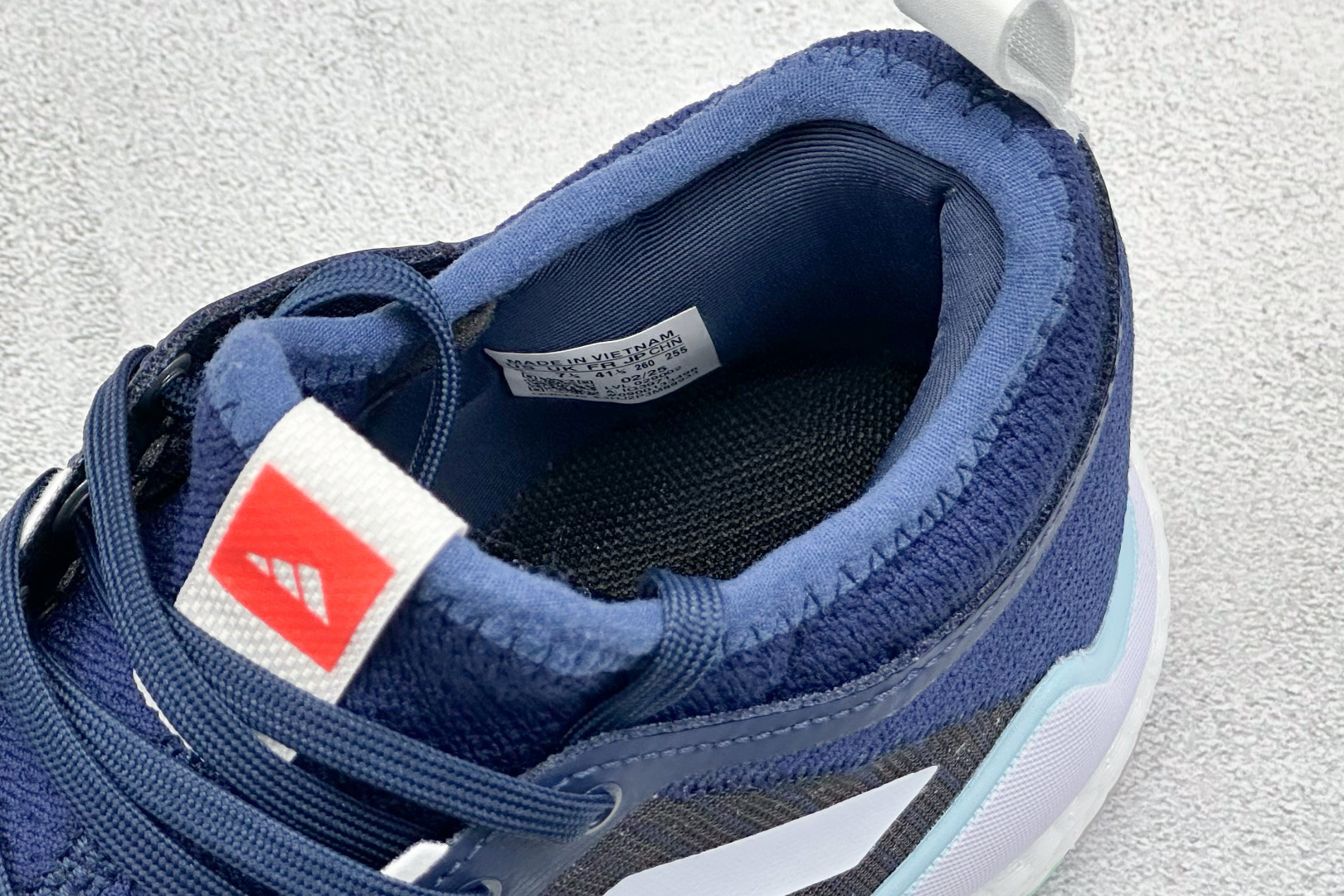 220 ADIDAS CRAZYFLIGHT MID 运动鞋 减震防滑 针织网面设计 鞋底采用真爆颗粒 三层组合大底 舒适透气 IG3971