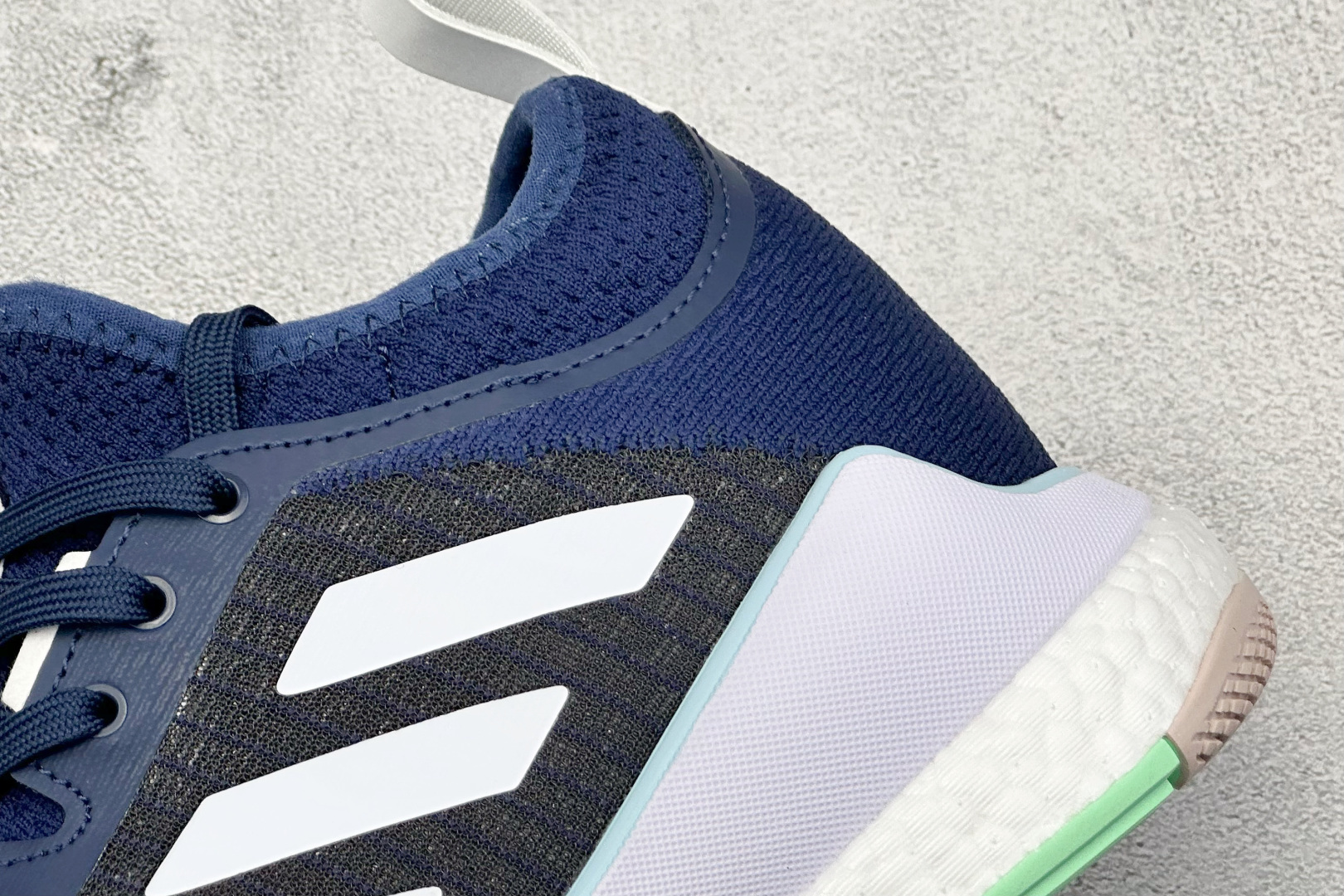 220 ADIDAS CRAZYFLIGHT MID 运动鞋 减震防滑 针织网面设计 鞋底采用真爆颗粒 三层组合大底 舒适透气 IG3971