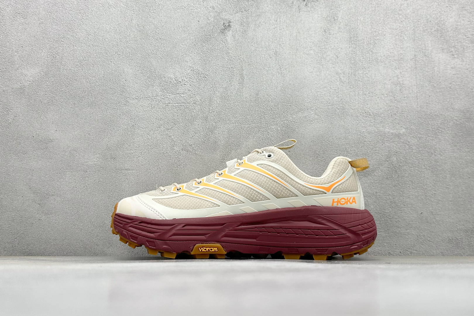 NO:604803,BF welfare terminal store Hoka U Mafate Three 2 second generation ultra-light thick-soled lightweight mountain running shoes, lightweight material Fresh Foam. All materials used in the ultra-light midsole have passed 3C certification!  Rolling balance technology reduces energy consumption by 33%!  The second-generation Mafate continues the essence of the design and adjusts the overall shoe shape. The slim-fit shoe shape gives a more agile feeling. The outsole is made of elastic EVA foam, combined with the Vibram rubber outsole, which provides stable performance. It is an excellent combination for daily wear or running in the humid rainy season. Item No. 1141572/VVR Size 36-45 Code 27,19860909BF福利 终端放店 Hoka U Mafate Three 2 二代超轻厚底轻量山地跑步鞋 轻量化材料Fresh Foam.超轻量中底全部用料过3C认证！ 滚动平衡科技减少33能量消耗 ！第二代Mafate更是延续精髓设计,并调整了整体的鞋型,修身的鞋型,更加灵巧的感觉一下子来了.外底韧弹感十足的EVA泡绵,结合Vibram橡胶大底,性能稳定输出,无论是平时穿着还是在潮湿的梅雨季节跑步,都是非常优秀的搭配. 货号1141572/VVR 尺码36-45 编码27,,Men's shoes