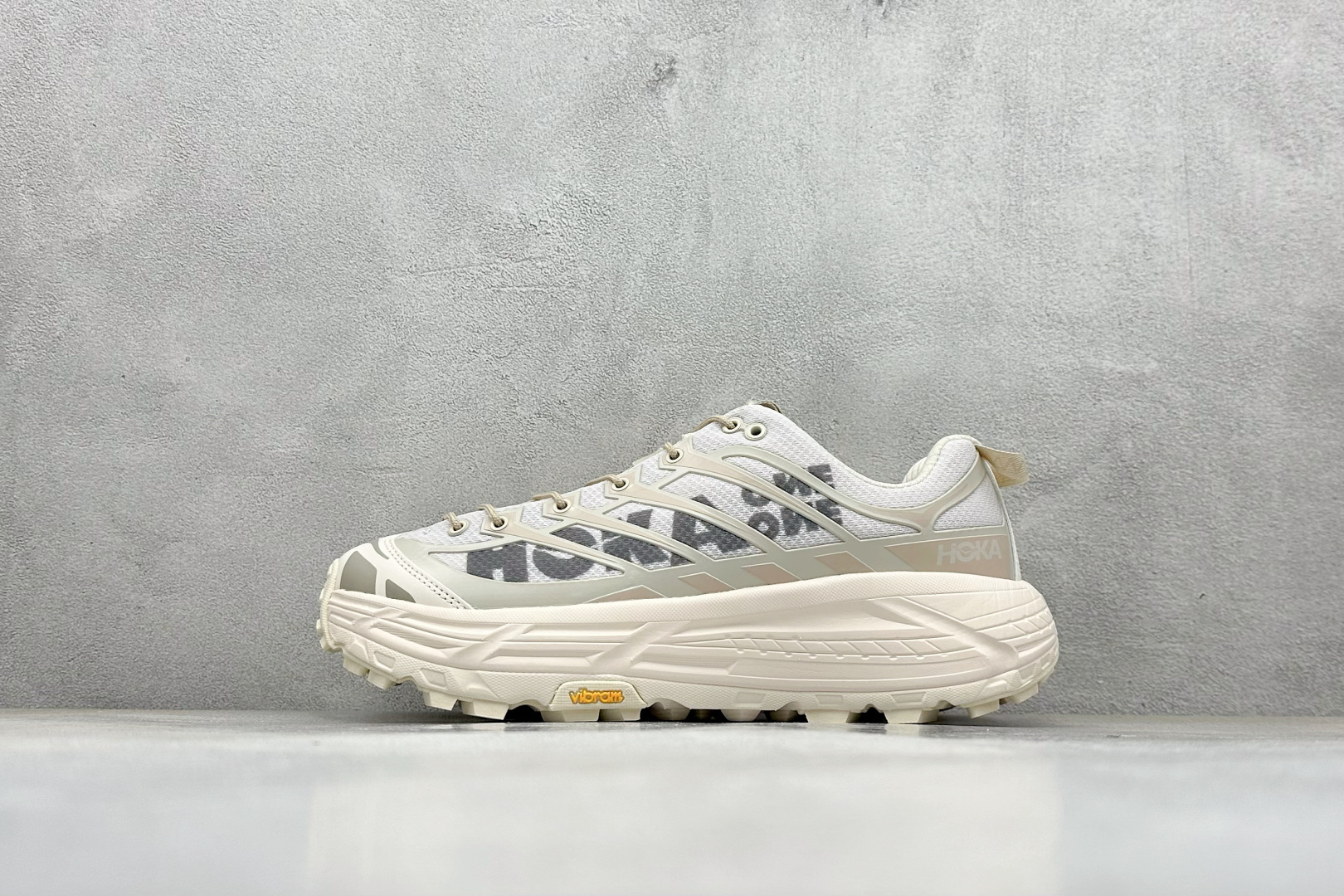 NO:604811,BF welfare terminal store Hoka U Mafate Three 2 second generation ultra-light thick-soled lightweight mountain running shoes, lightweight material Fresh Foam. All materials used in the ultra-light midsole have passed 3C certification!  Rolling balance technology reduces energy consumption by 33%!  The second-generation Mafate continues the essence of the design and adjusts the overall shoe shape. The slim-fit shoe shape gives a more agile feeling. The outsole is made of elastic EVA foam, combined with the Vibram rubber outsole, which provides stable performance. It is an excellent combination for daily wear or running in the humid rainy season. Item No. 1141572/ESSN Size 36-45 Code 27,19860909BF福利 终端放店 Hoka U Mafate Three 2 二代超轻厚底轻量山地跑步鞋 轻量化材料Fresh Foam.超轻量中底全部用料过3C认证！ 滚动平衡科技减少33能量消耗 ！第二代Mafate更是延续精髓设计,并调整了整体的鞋型,修身的鞋型,更加灵巧的感觉一下子来了.外底韧弹感十足的EVA泡绵,结合Vibram橡胶大底,性能稳定输出,无论是平时穿着还是在潮湿的梅雨季节跑步,都是非常优秀的搭配. 货号1141572/ESSN 尺码36-45 编码27,,Men's shoes