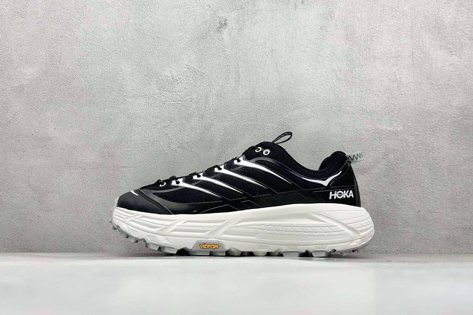 NO:604745,BF welfare terminal store Hoka U Mafate Three 2 second generation ultra-light thick-soled lightweight mountain running shoes, lightweight material Fresh Foam. All materials used in the ultra-light midsole have passed 3C certification!  Rolling balance technology reduces energy consumption by 33%!  The second-generation Mafate continues the essence of the design and adjusts the overall shoe shape. The slim-fit shoe shape gives a more nimble feeling. The outsole is made of elastic EVA foam, combined with the Vibram rubber outsole, which provides stable performance. It is an excellent match for daily wear or running in the humid rainy season. Item No. 1141572/BKCS Size 36-45 Code 27,19860909BF福利 终端放店 Hoka U Mafate Three 2 二代超轻厚底轻量山地跑步鞋 轻量化材料Fresh Foam.超轻量中底全部用料过3C认证！ 滚动平衡科技减少33能量消耗 ！第二代Mafate更是延续精髓设计,并调整了整体的鞋型,修身的鞋型,更加灵巧的感觉一下子来了.外底韧弹感十足的EVA泡绵,结合Vibram橡胶大底,性能稳定输出,无论是平时穿着还是在潮湿的梅雨季节跑步,都是非常优秀的搭配. 货号1141572/BKCS 尺码36-45 编码27,,Men's shoes