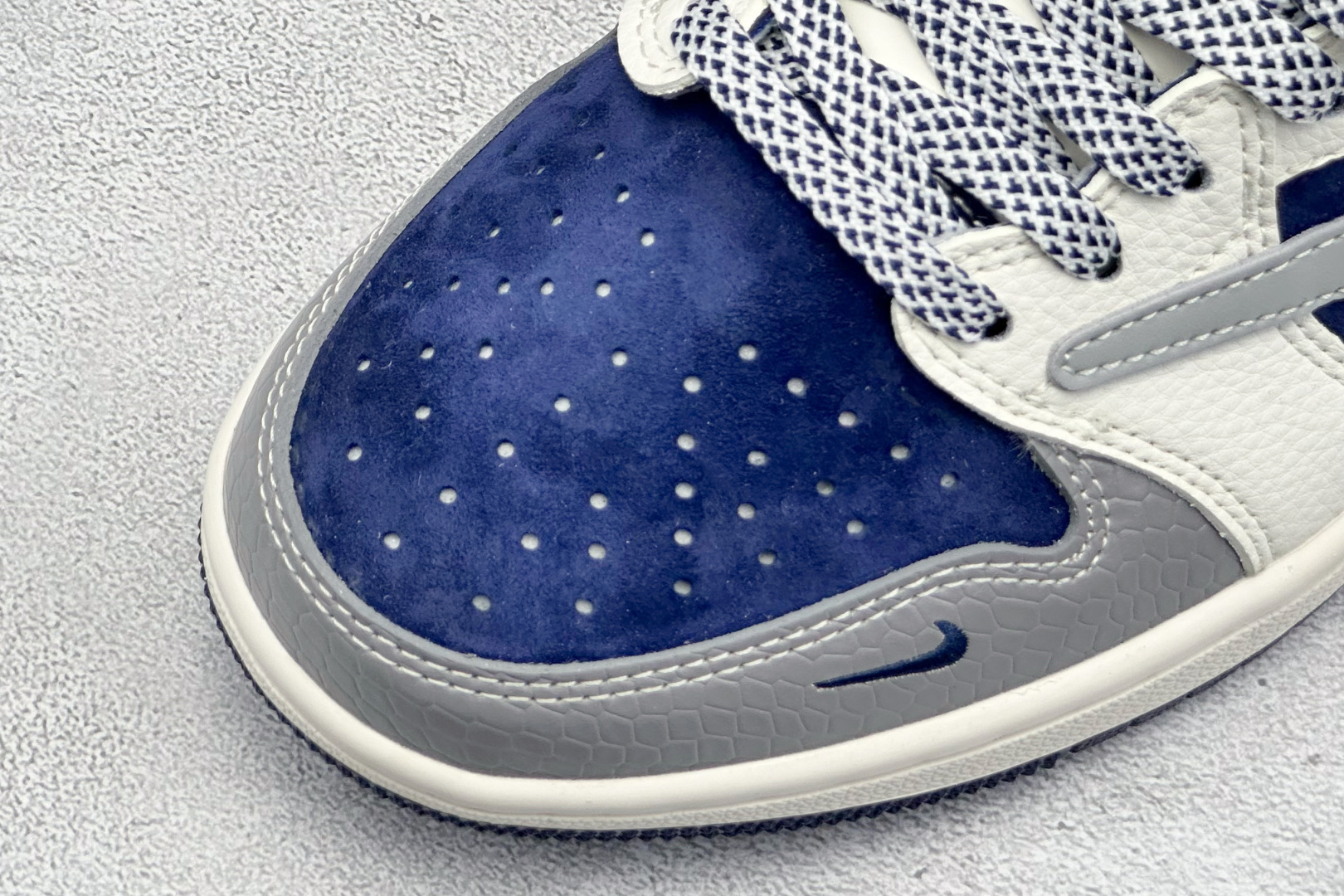 240 Travis Scott x Nike Air Jordan 1 Low x Louis Vuitton Air Jordan 1 Low 反转灰白蓝小勾满天星倒钩 HS8068-061