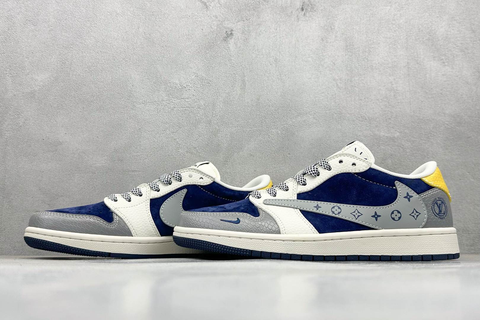 240 Travis Scott x Nike Air Jordan 1 Low x Louis Vuitton Air Jordan 1 Low 反转灰白蓝小勾满天星倒钩 HS8068-061