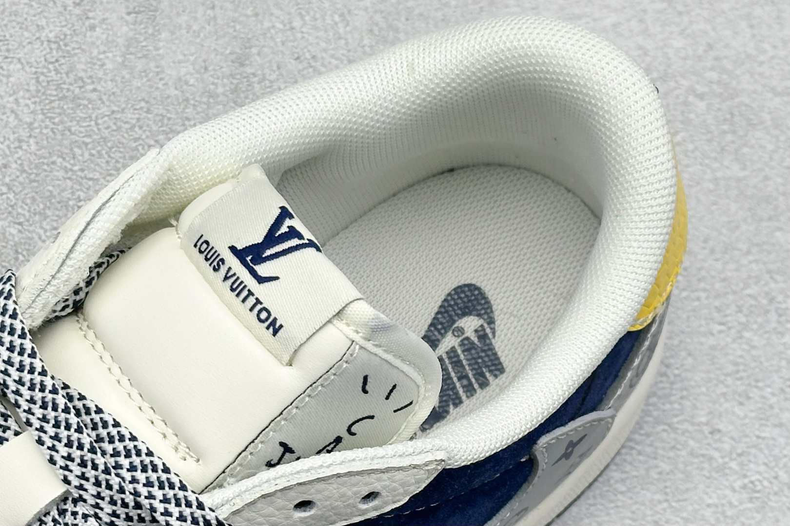 240 Travis Scott x Nike Air Jordan 1 Low x Louis Vuitton Air Jordan 1 Low 反转灰白蓝小勾满天星倒钩 HS8068-061