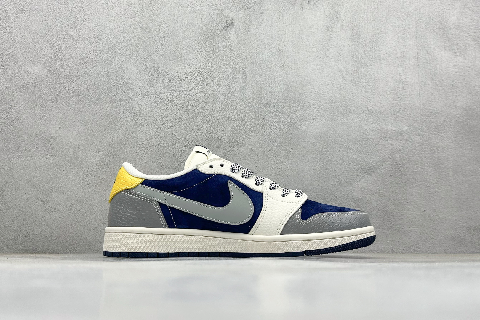 240 Travis Scott x Nike Air Jordan 1 Low x Louis Vuitton Air Jordan 1 Low 反转灰白蓝小勾满天星倒钩 HS8068-061