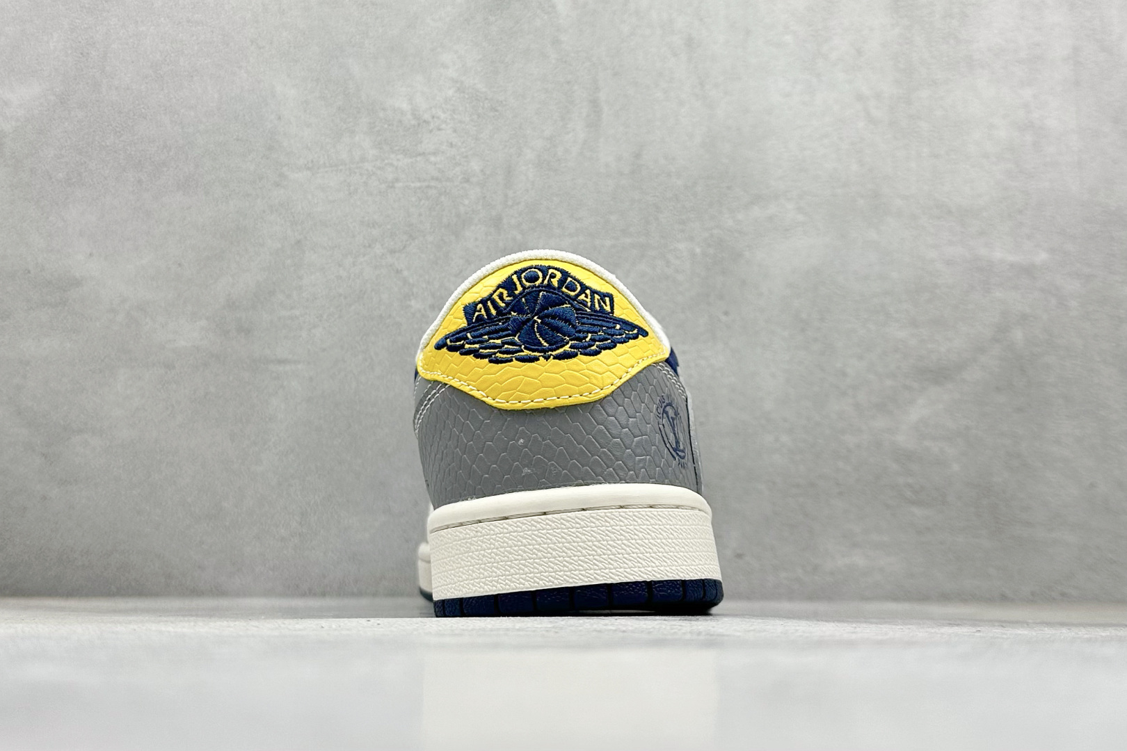 240 Travis Scott x Nike Air Jordan 1 Low x Louis Vuitton Air Jordan 1 Low 反转灰白蓝小勾满天星倒钩 HS8068-061