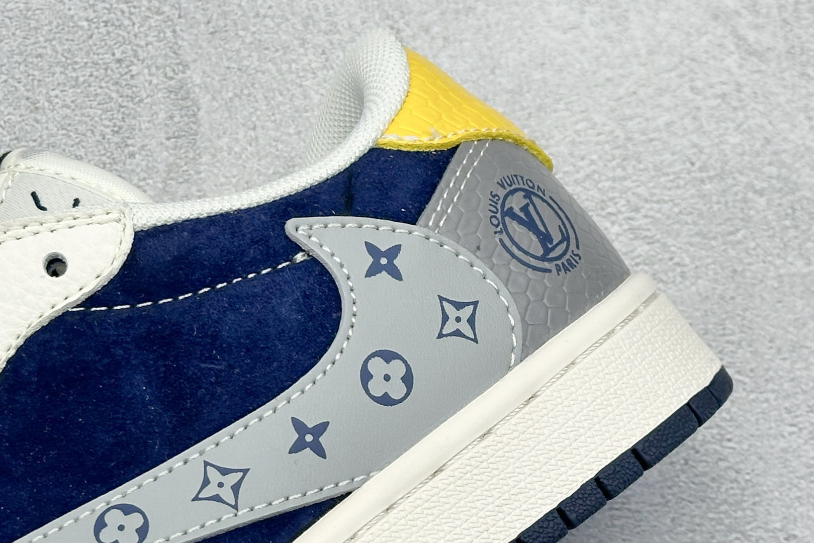 240 Travis Scott x Nike Air Jordan 1 Low x Louis Vuitton Air Jordan 1 Low 反转灰白蓝小勾满天星倒钩 HS8068-061