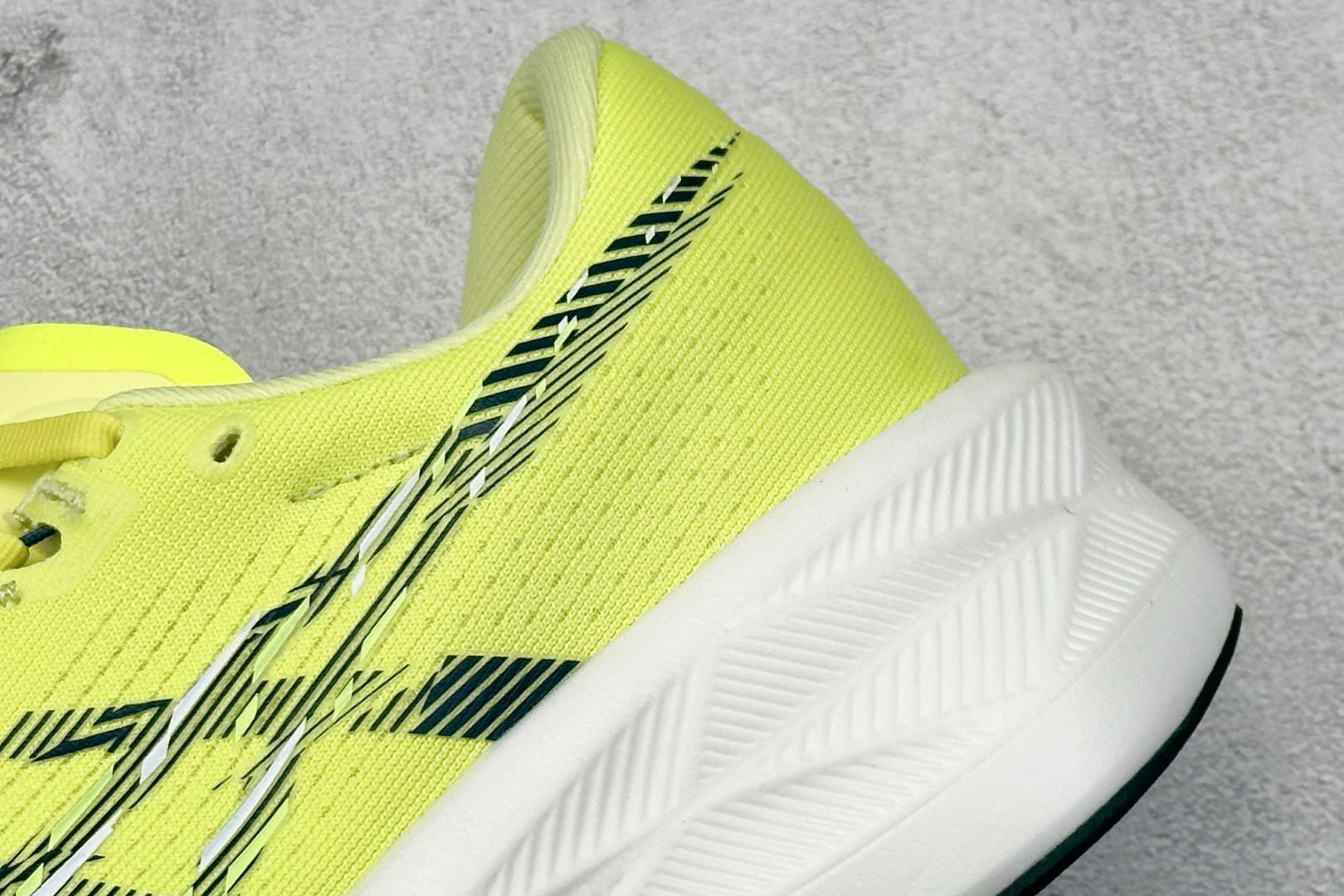 180 Asics SONICBLAST 运动跑步鞋 鞋款采用亚瑟士高回弹的FFTURBO及FF BLAST PLUS中底设计