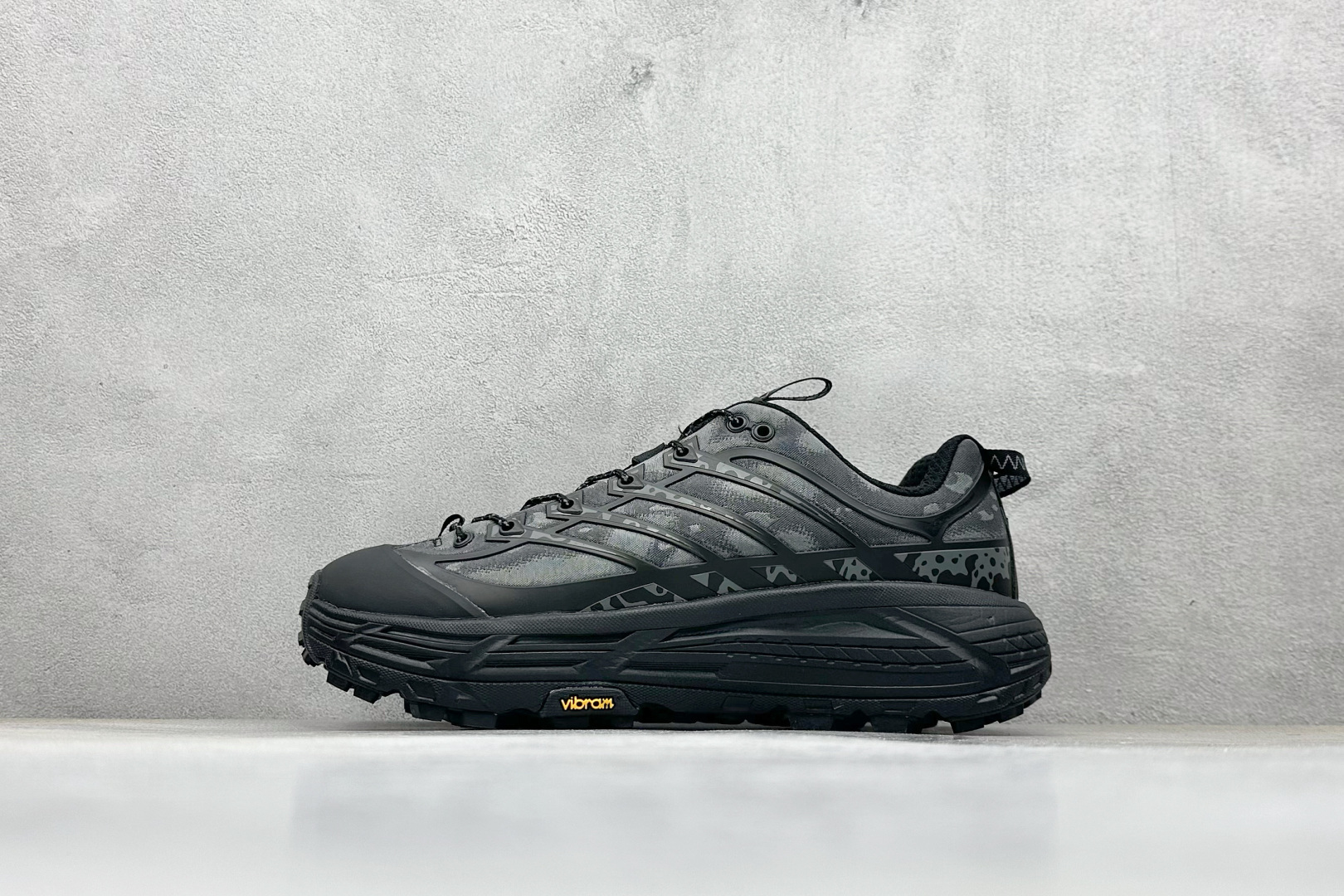 NO:604760,BF welfare terminal store Hoka U Mafate Three 2 second generation ultra-light thick-soled lightweight mountain running shoes, lightweight material Fresh Foam. All materials used in the ultra-light midsole have passed 3C certification!  Rolling balance technology reduces energy consumption by 33%!  The second-generation Mafate continues the essence of the design, and adjusts the overall shoe shape. The slim-fit shoe shape gives a more agile feeling. The outsole is made of elastic EVA foam, combined with the Vibram rubber outsole, which provides stable performance. It is an excellent combination for daily wear or running in the humid rainy season. Item No. 1162770-BBNB Size 36-45 Code 27,19860909BF福利 终端放店 Hoka U Mafate Three 2 二代超轻厚底轻量山地跑步鞋 轻量化材料Fresh Foam.超轻量中底全部用料过3C认证！ 滚动平衡科技减少33能量消耗 ！第二代Mafate更是延续精髓设计,并调整了整体的鞋型,修身的鞋型,更加灵巧的感觉一下子来了.外底韧弹感十足的EVA泡绵,结合Vibram橡胶大底,性能稳定输出,无论是平时穿着还是在潮湿的梅雨季节跑步,都是非常优秀的搭配. 货号1162770-BBNB 尺码36-45 编码27,,Men's shoes