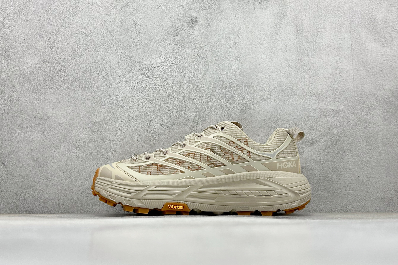 NO:604767,BF welfare terminal store Hoka U Mafate Three 2 second generation ultra-light thick-soled lightweight mountain running shoes, lightweight material Fresh Foam. All materials used in the ultra-light midsole have passed 3C certification!  Rolling balance technology reduces energy consumption by 33%!  The second generation Mafate continues the essence of the design, and adjusts the overall shoe shape. The slim shoe shape gives a more agile feeling. The outsole is made of elastic EVA foam, combined with the Vibram rubber outsole, which provides stable performance. It is an excellent combination for daily wear or running in the humid rainy season. Item No. 1172370-RLN Size 36-45 Code 27,19860909BF福利 终端放店 Hoka U Mafate Three 2 二代超轻厚底轻量山地跑步鞋 轻量化材料Fresh Foam.超轻量中底全部用料过3C认证！ 滚动平衡科技减少33能量消耗 ！第二代Mafate更是延续精髓设计,并调整了整体的鞋型,修身的鞋型,更加灵巧的感觉一下子来了.外底韧弹感十足的EVA泡绵,结合Vibram橡胶大底,性能稳定输出,无论是平时穿着还是在潮湿的梅雨季节跑步,都是非常优秀的搭配. 货号1172370-RLN 尺码36-45 编码27,,Men's shoes