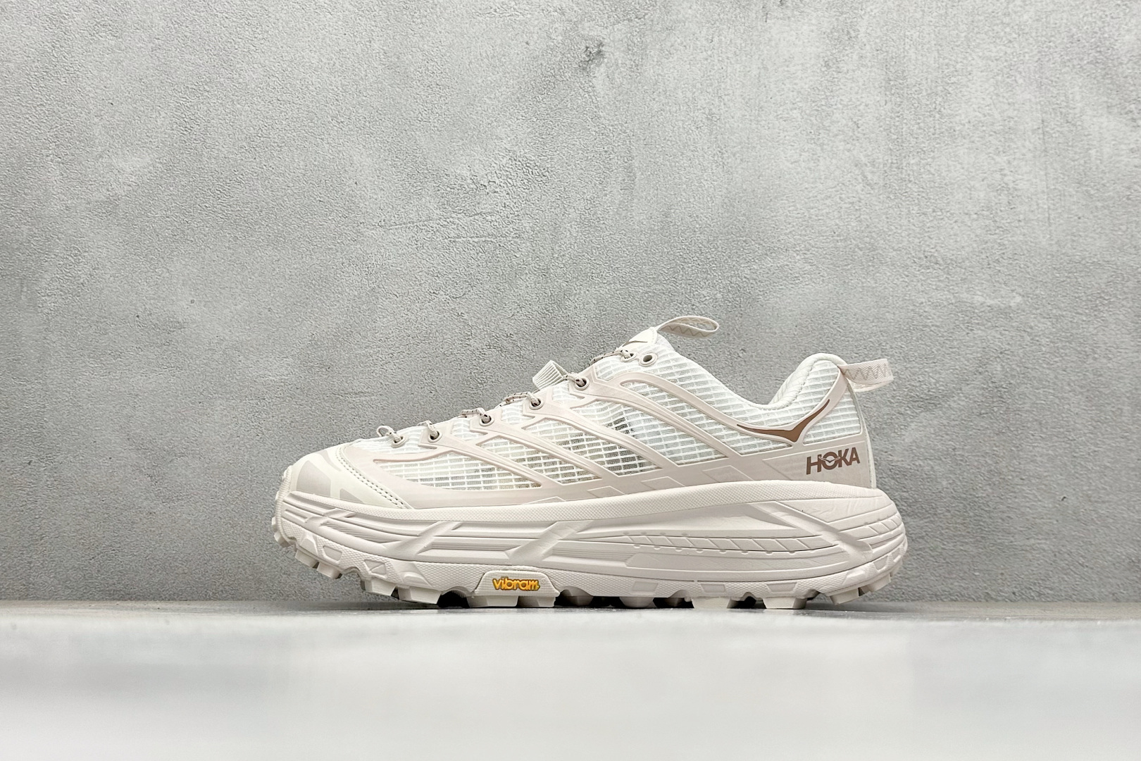 NO:604781,BF welfare terminal store Hoka U Mafate Three 2 second generation ultra-light thick-soled lightweight mountain running shoes, lightweight material Fresh Foam. All materials used in the ultra-light midsole have passed 3C certification!  Rolling balance technology reduces energy consumption by 33%!  The second-generation Mafate continues the essence of the design, and adjusts the overall shoe shape. The slim-fit shoe shape gives a more agile feeling. The outsole is made of elastic EVA foam, combined with the Vibram rubber outsole, which provides stable performance. It is an excellent combination for daily wear or running in the humid rainy season. Item No. 1173332-RCC Size 36-45 Code 27,19860909BF福利 终端放店 Hoka U Mafate Three 2 二代超轻厚底轻量山地跑步鞋 轻量化材料Fresh Foam.超轻量中底全部用料过3C认证！ 滚动平衡科技减少33能量消耗 ！第二代Mafate更是延续精髓设计,并调整了整体的鞋型,修身的鞋型,更加灵巧的感觉一下子来了.外底韧弹感十足的EVA泡绵,结合Vibram橡胶大底,性能稳定输出,无论是平时穿着还是在潮湿的梅雨季节跑步,都是非常优秀的搭配. 货号1173332-RCC 尺码36-45 编码27,,Men's shoes