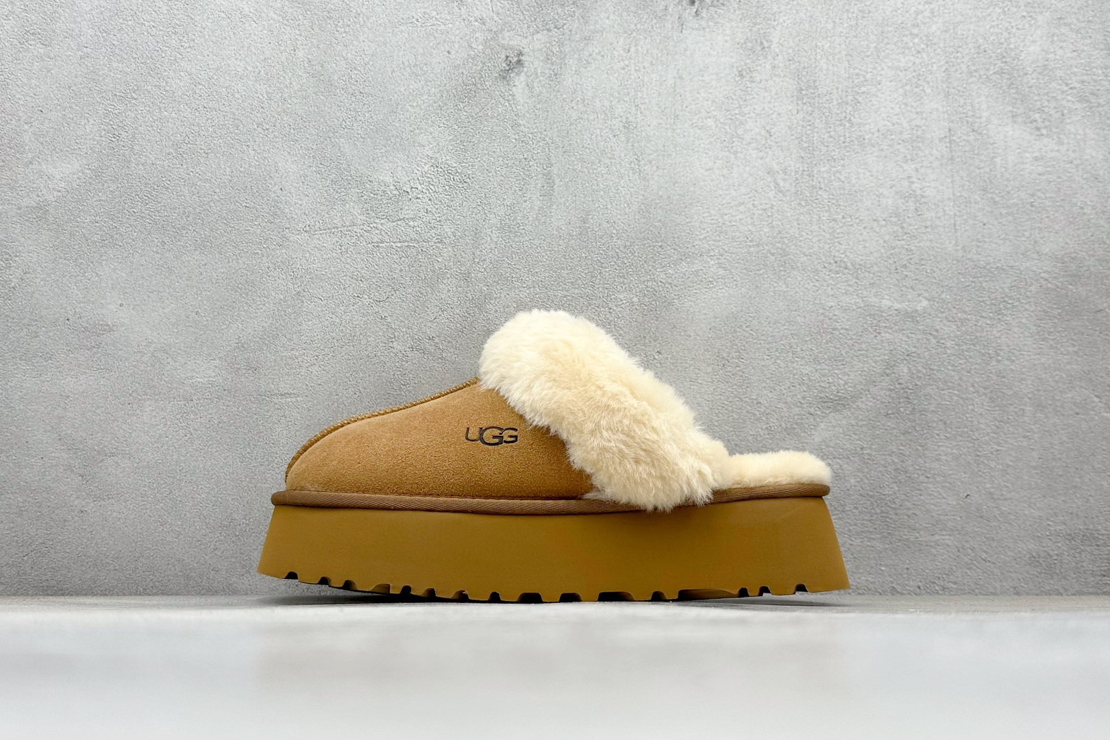 放店💰130
UGG  星拖厚底秋冬羊皮毛一体雪地靴 
小红书爆款 河南隆丰皮料生产 羊绒鞋垫 冬季保暖外出 家居都是很适合的选择 进年uug推出款式系列 局部偏向年轻消费者喜好 也走到时尚潮流穿搭的前沿 鞋身材质UGGPURE™植入式羊毛内底 轻便防滑舒适橡胶外底 带有品牌LOGO商标 带全套包装 
尺码: 35 -40(建议选大一码）
编码：29