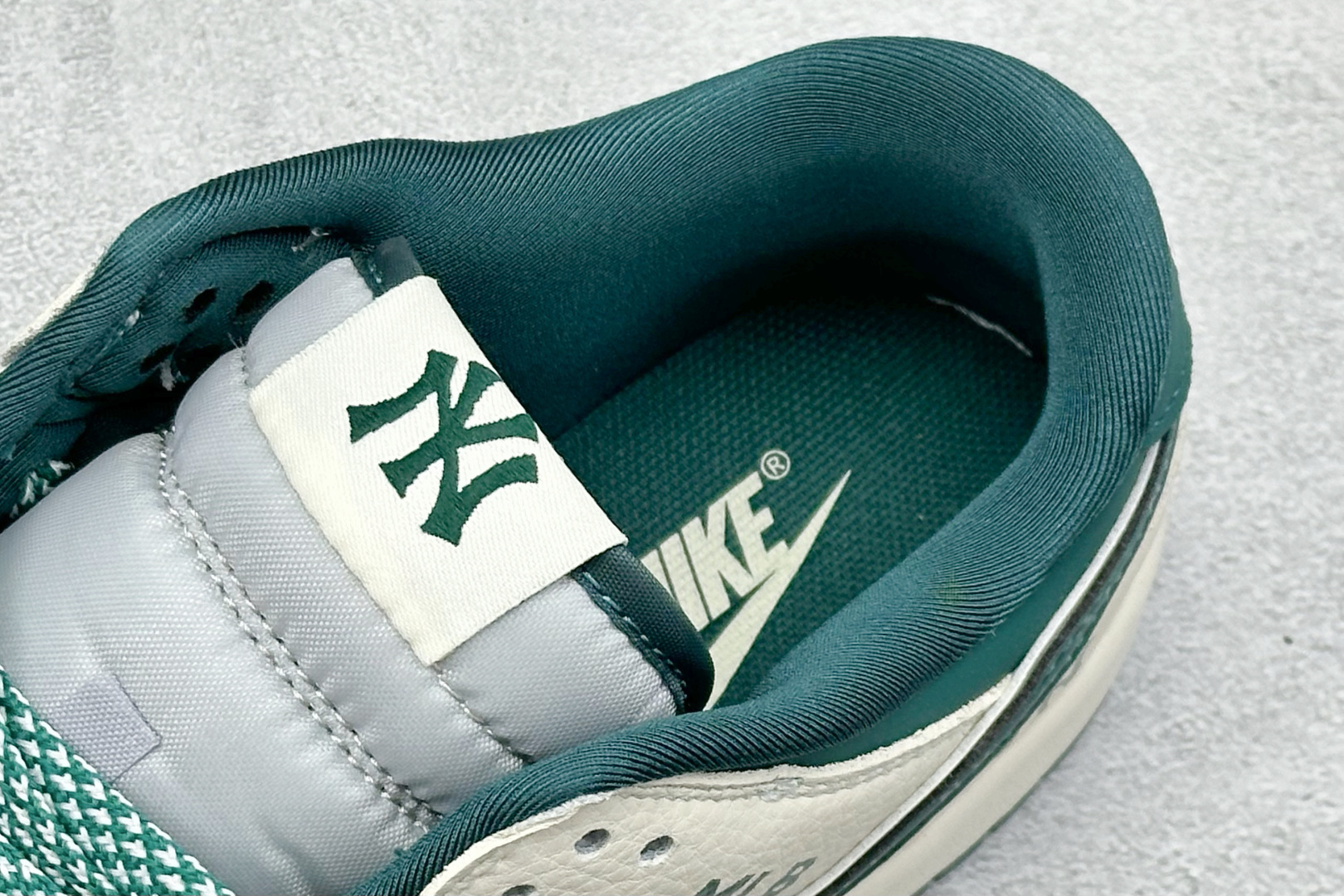 280 Nike SB Dunk Low “MLB联名——米灰绿小双勾” 高端定制 低帮休闲板鞋 SJ2025-001