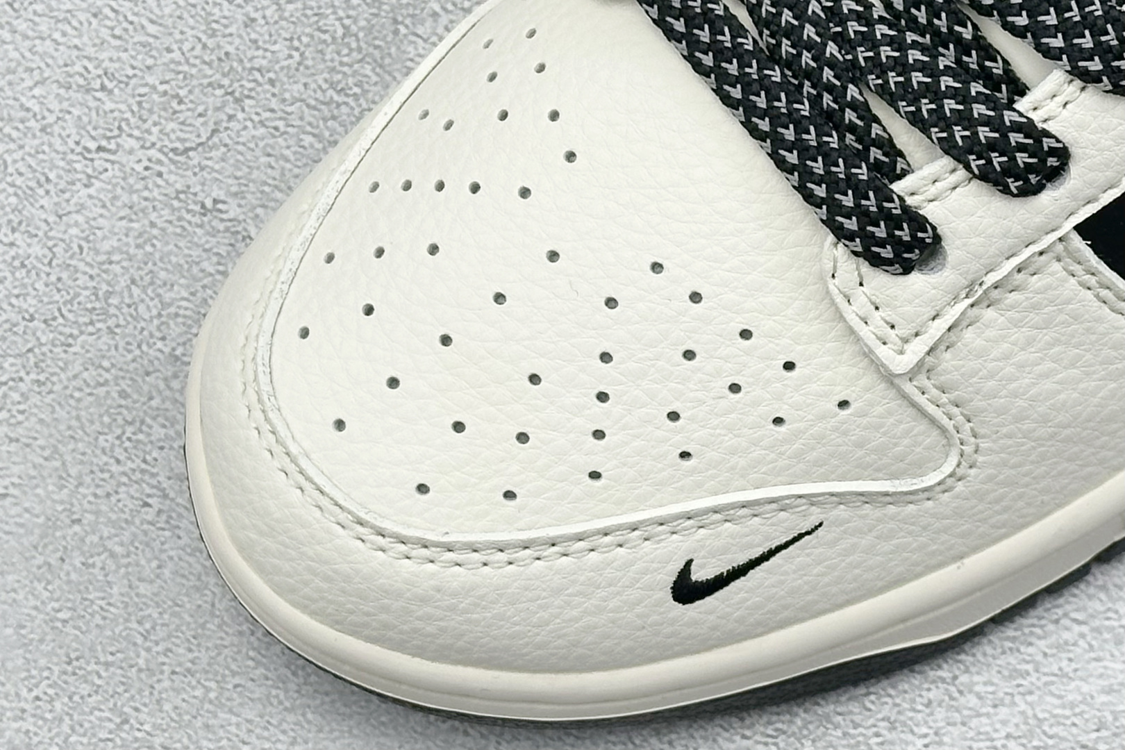 280 Nike SB Dunk Low Supreme联名 米黑拼接 低帮休闲板鞋 JP1628-010