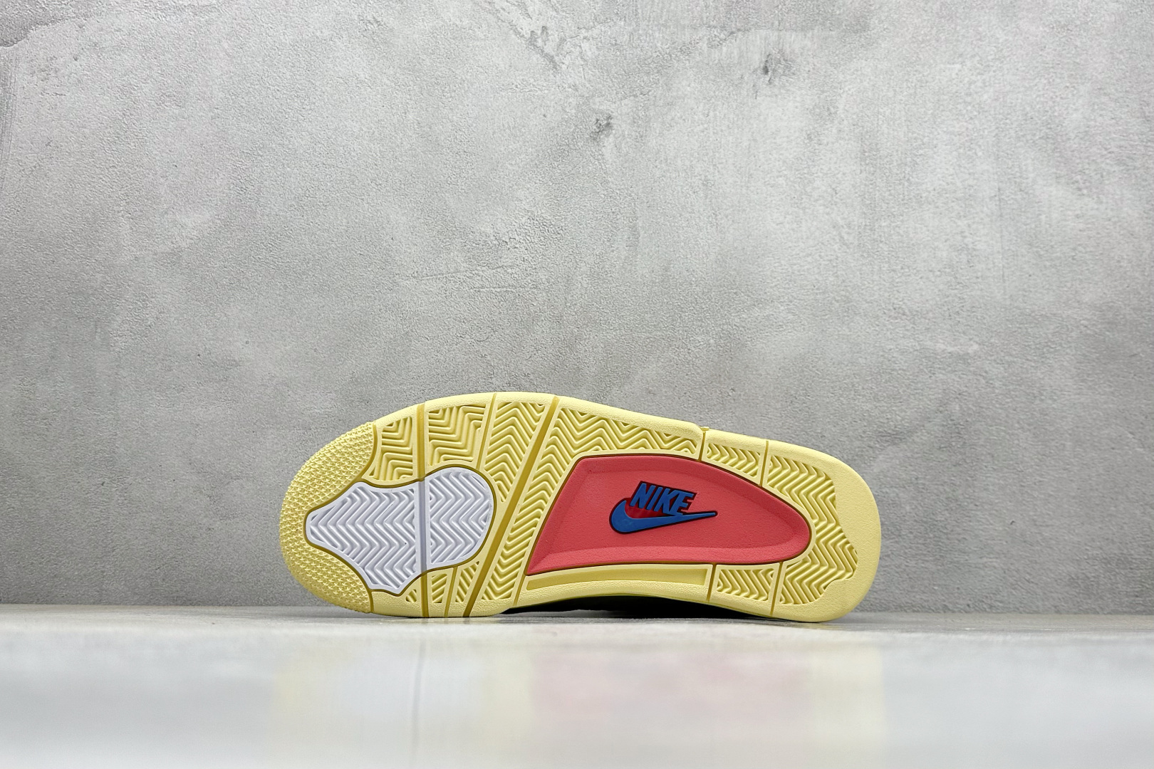 终端放店新F版Air Jordan AJ4 Retro 粉联名 中帮篮球鞋原楦原纸板同源开发 完美呈现乔
