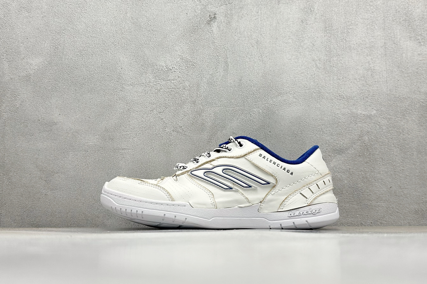 P240i8版本Balenciaga Hamptons Worn-Out 巴黎世家十八代 牛皮革 圆头系带 低帮 生活休闲鞋板鞋