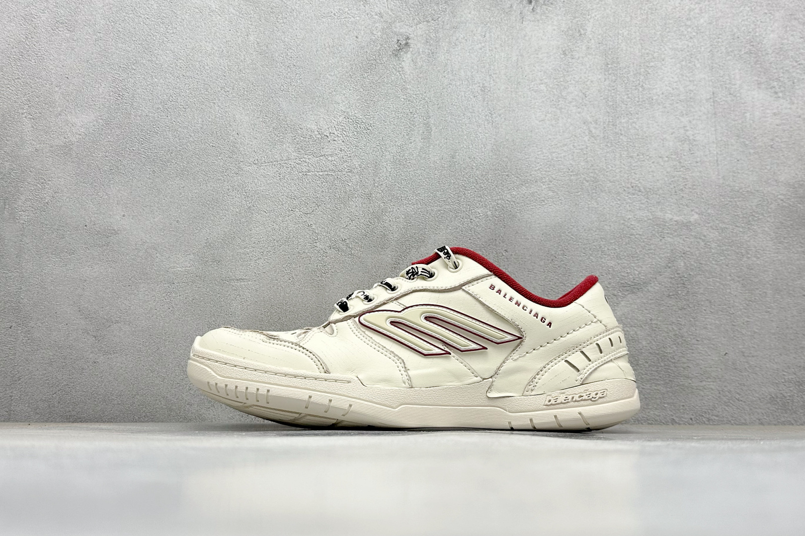 P240i8版本Balenciaga Hamptons Worn-Out 巴黎世家十八代 牛皮革 圆头系带 低帮 生活休闲鞋板鞋