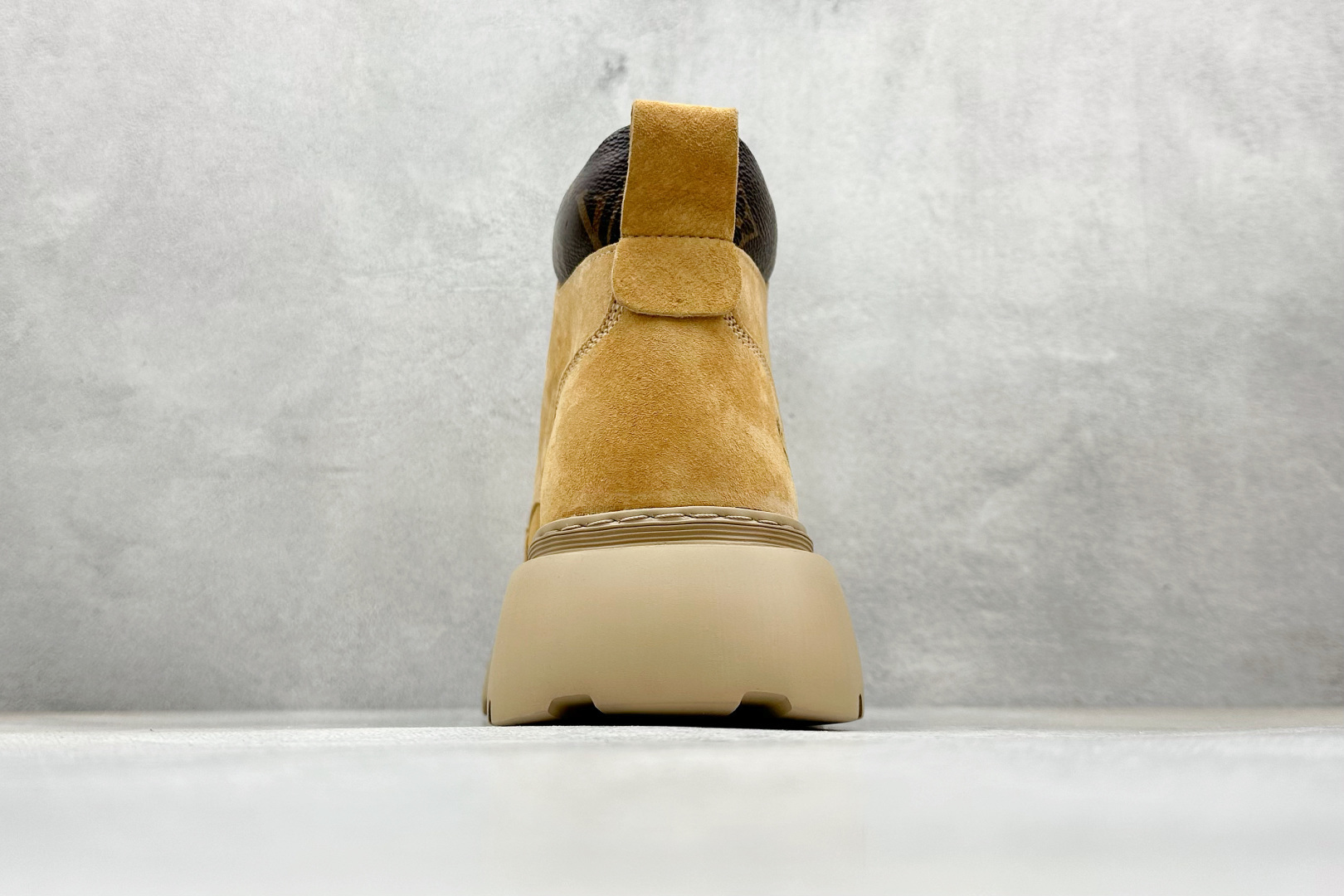 320 LV x Timberland LV联名添柏岚大黄靴 顶奢流量品牌与时代经典的结合之作 #代购专供品质 高弹Modern 外置防滑橡塑发泡超轻大底-Chinese UA Cheap High Quatity Brand Clothes Bags handbags Sneakers wholesale wholesaler seller from China Factory suppliers Fashion Clothing Shoes best Quality Beautiful Price 320 LV x Timberland LV联名添柏岚大黄靴 顶奢流量品牌与时代经典的结合之作 #代购专供品质 高弹Modern 外置防滑橡塑发泡超轻大底
