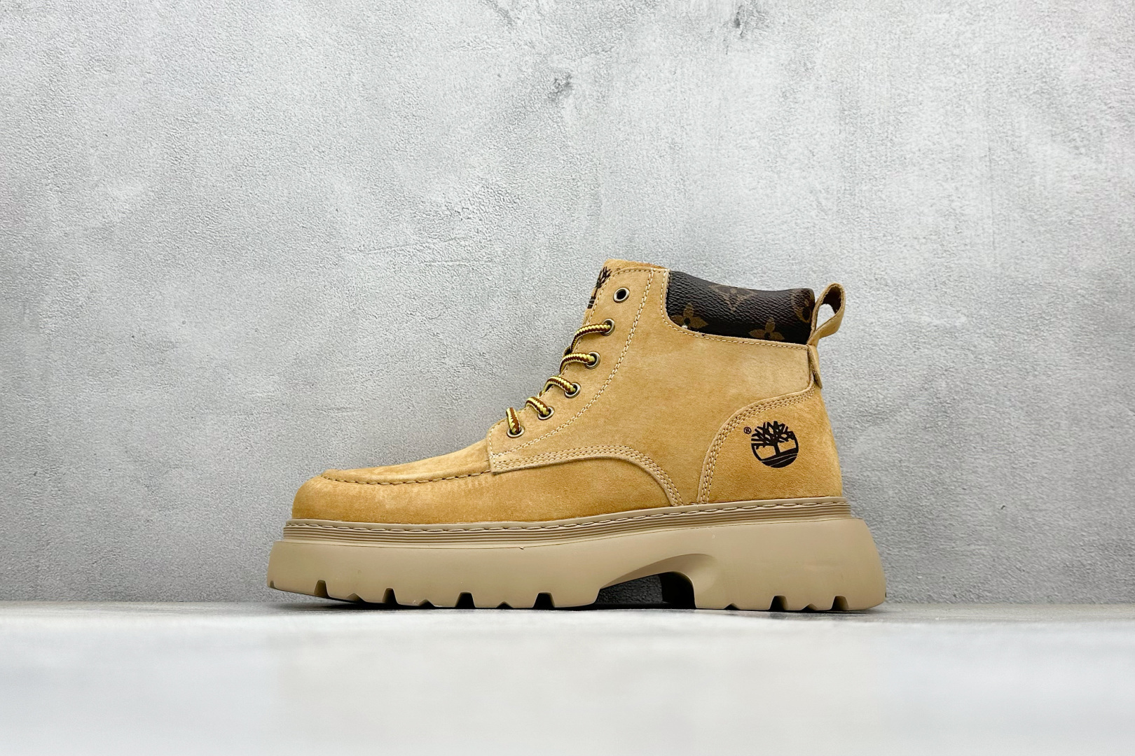 💰230
LV x Timberland LV联名添柏岚大黄靴 顶奢流量品牌与时代经典的结合之作 
#代购专供品质 高弹Modern 外置防滑橡塑发泡超轻大底 系带设计 穿脱十分方便 采用TPU模压定型真皮鞋面材质#EVA轻翼科技外底具有防滑,耐磨和良好的弹性 
Pharrell Williams充分发挥了作为Louis Vuitton创意总监的角色 这款鞋重新定义了 
6英寸大黄靴的经典设计 致敬1996年Grandmaster Flash经典黄靴造型
原厂五金鞋带扣 工艺全新升级 
中山大厂代工 原单进口皮料 
独立私模大底，正确logo，
原装一致头层磨砂皮 搭配经典老花领口
全新原厂包装鞋盒 市场独家供应
尺码：38-44（皮鞋码）
编码：38