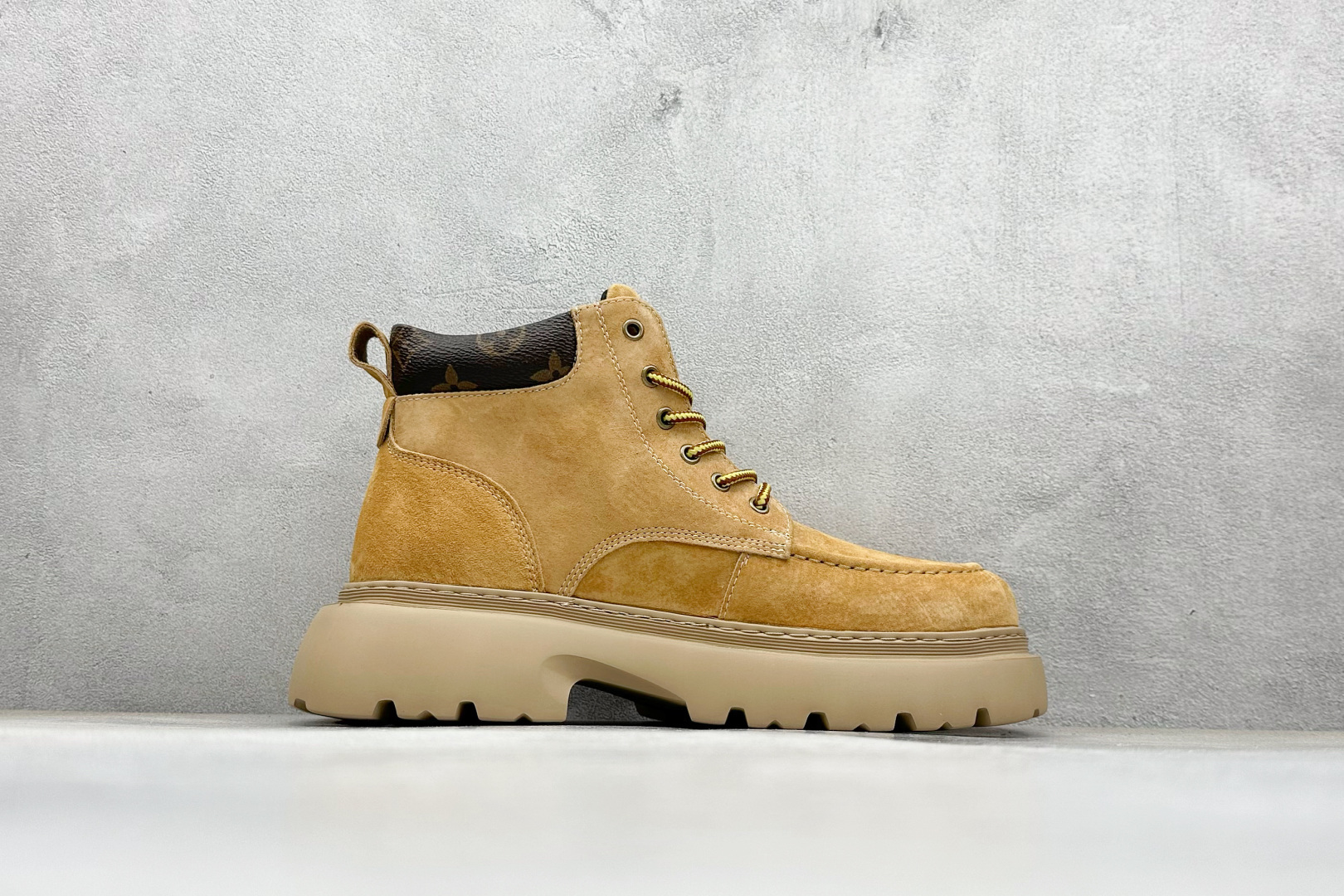 320 LV x Timberland LV联名添柏岚大黄靴 顶奢流量品牌与时代经典的结合之作 #代购专供品质 高弹Modern 外置防滑橡塑发泡超轻大底-Chinese UA Cheap High Quatity Brand Clothes Bags handbags Sneakers wholesale wholesaler seller from China Factory suppliers Fashion Clothing Shoes best Quality Beautiful Price 320 LV x Timberland LV联名添柏岚大黄靴 顶奢流量品牌与时代经典的结合之作 #代购专供品质 高弹Modern 外置防滑橡塑发泡超轻大底