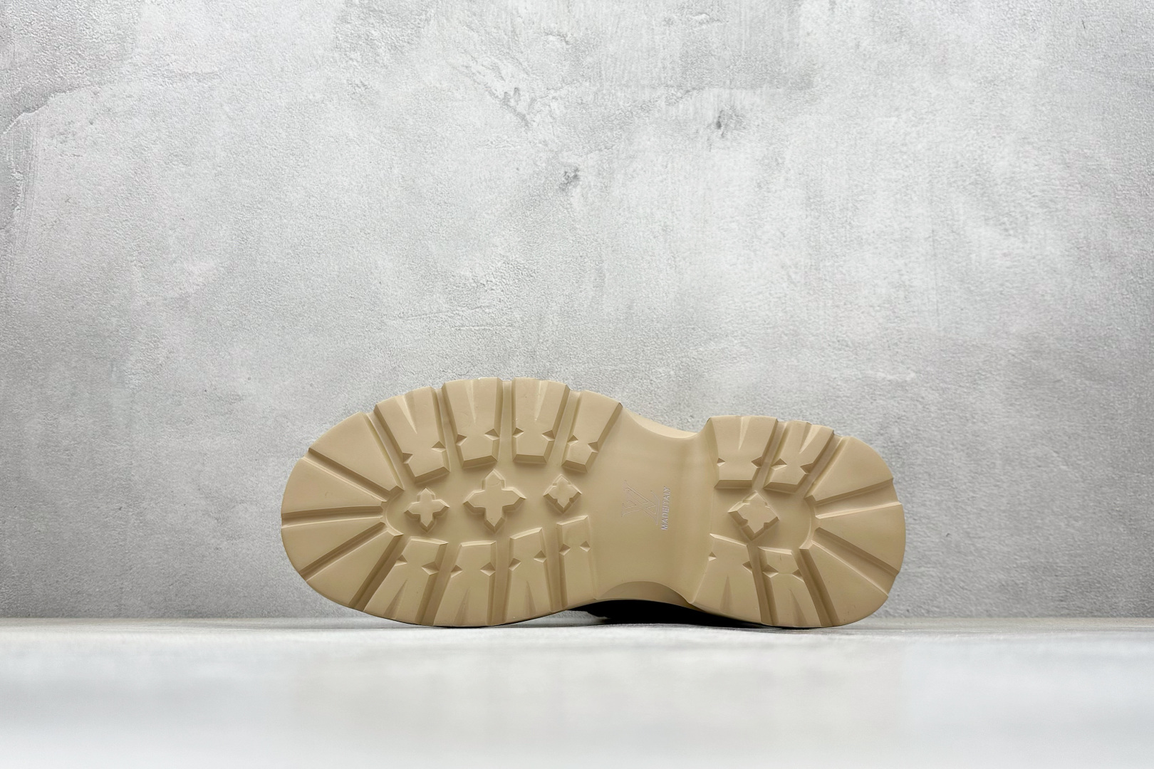 320 LV x Timberland LV联名添柏岚大黄靴 顶奢流量品牌与时代经典的结合之作 #代购专供品质 高弹Modern 外置防滑橡塑发泡超轻大底-Chinese UA Cheap High Quatity Brand Clothes Bags handbags Sneakers wholesale wholesaler seller from China Factory suppliers Fashion Clothing Shoes best Quality Beautiful Price 320 LV x Timberland LV联名添柏岚大黄靴 顶奢流量品牌与时代经典的结合之作 #代购专供品质 高弹Modern 外置防滑橡塑发泡超轻大底