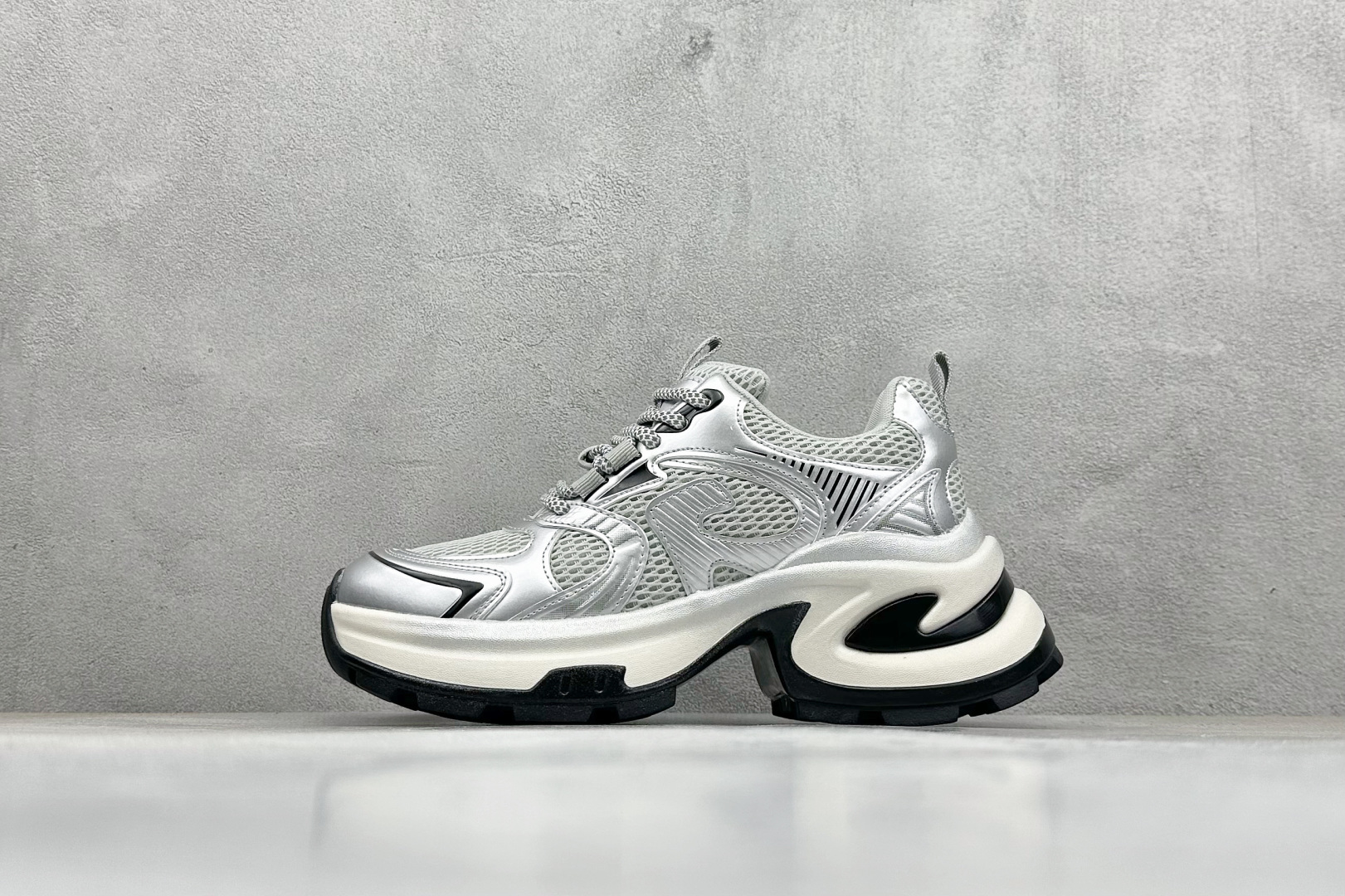 💰180 GG-CC【周也同款】星际航行 银色 银角大王厚底增高休闲运动鞋老爹鞋 #广东大厂品质 25ss新款 春日踏青舒适度和少女感 银灰配色好温柔 柔软有弹性的厚底增高 GGCC增加舒适度显腿长的6.5cm增高 长时间走路和站立都不累脚舒适度和少女感 不管怎么搭都好看 尺码：35 36 37 38 39 40 编码：33