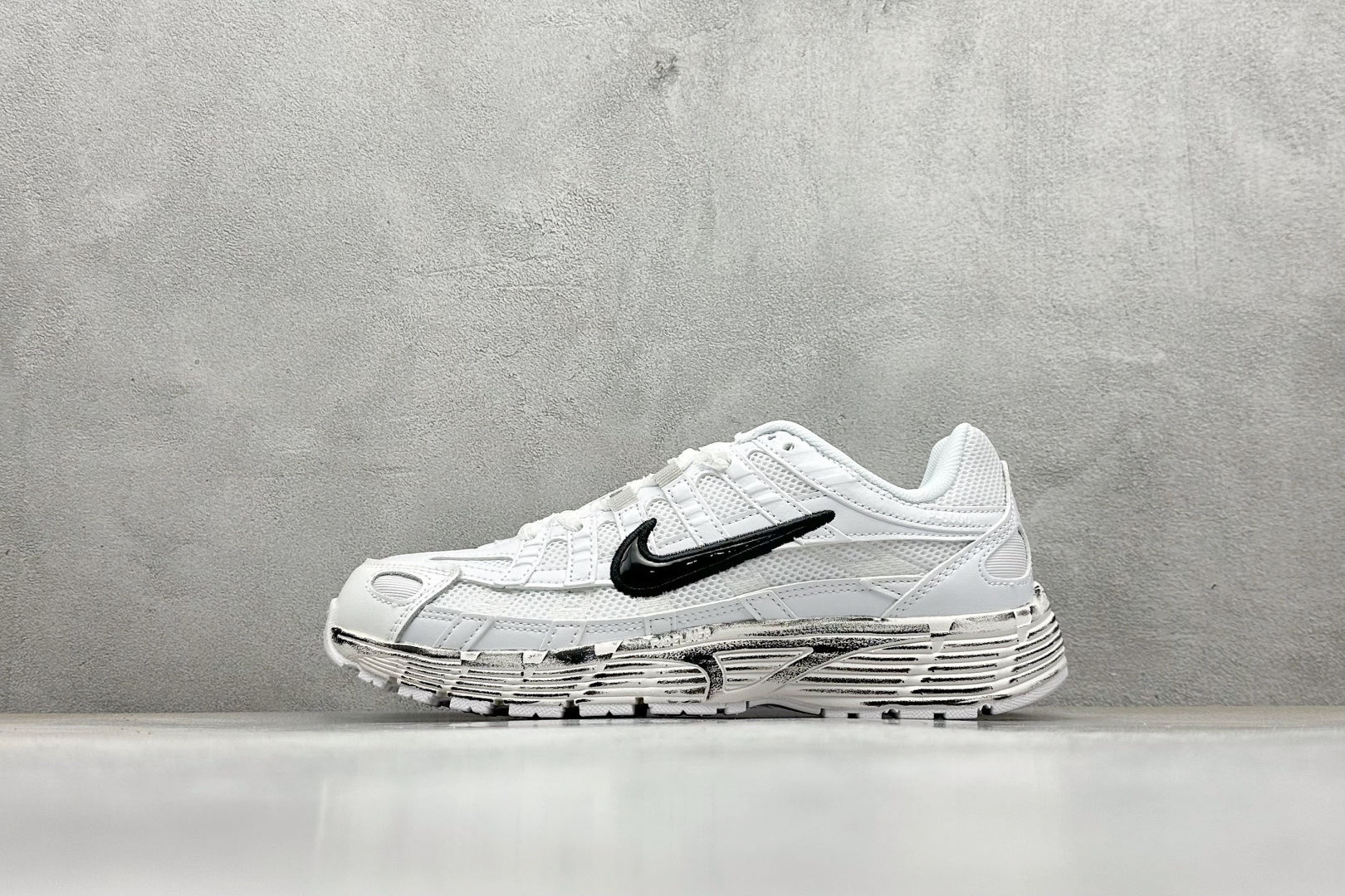 💰130 Nike P-6000 复古技科个性运动老爹鞋。该鞋款鞋采面用纵横交错的覆面,重现 2000 年代鞋跑风格,同时搭配震缓鞋垫,带来舒的适步履体验。Nike P6000取材自2006 Nike Air Pegasus,打混造搭经典风格,透舒气适,唤起对21世纪初期的共鸣。透气网布眼融入皮革,织和物合成材质覆面,营造21世初纪的畅跑美学概念。泡棉中底盈轻缓震,带来舒的适足底感受。全胶橡外底,铸就出抓色地 货号:CD6404-101 尺码:36 36.5 37.5 38 38.5 39 40 40.5 41 42 42.5 43 44 44.5 45 编码:28