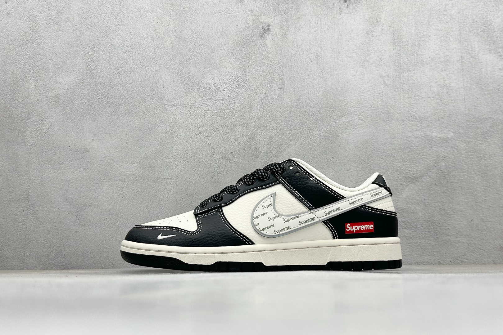 💰230
Nike SB Dunk Low Supreme联名 米黑银 高端定制 低帮休闲板鞋
#定制鞋盒 大厂纯原品质出货 超高清洁度 皮料切割干净无任何毛边 细节完美
货号：HH7518-099
尺码：36 36.5 37.5 38 38.5 39 40 40.5 41 42 42.5 43 44 44.5 45 
编码：38