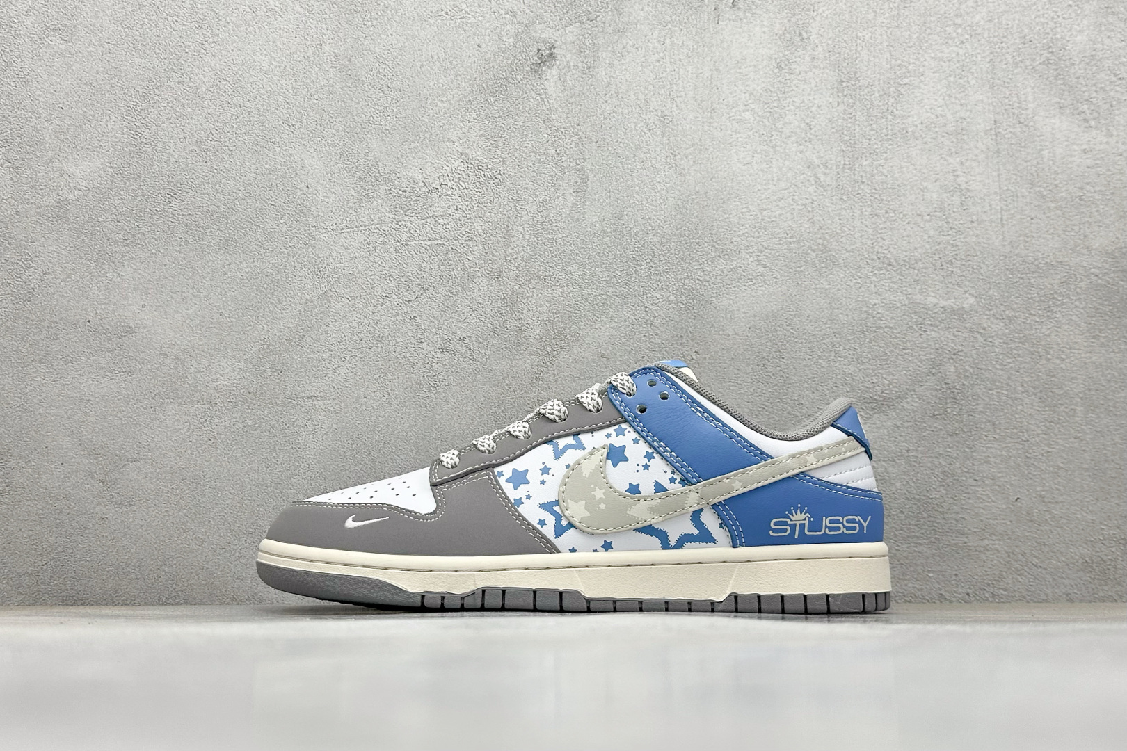 💰210
Nike SB Dunk Low x Stussy 灰白蓝小勾
纯原大厂出品 极力推荐
原装头层材料 独家版型蒸餾加工
帶來的是更好的视觉和脚感体验
大厂纯原品质出货 清洁度 电绣工艺
皮料切割干净无任何毛边 细节完美
官方货号:HS2506 233
尺码:36 36.5 37.5 38 38.5 39 40 40.5 41 42 42.5 43 44 44.5 45
编码:36