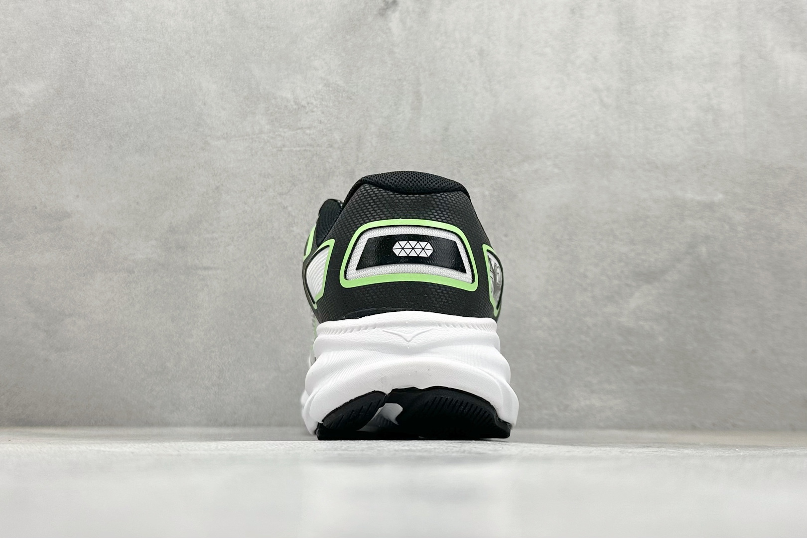 200 HOKA ONE ONE Clifton ONE9 克里夫顿9代专业性能减震公路跑步鞋 1155370/BWHT