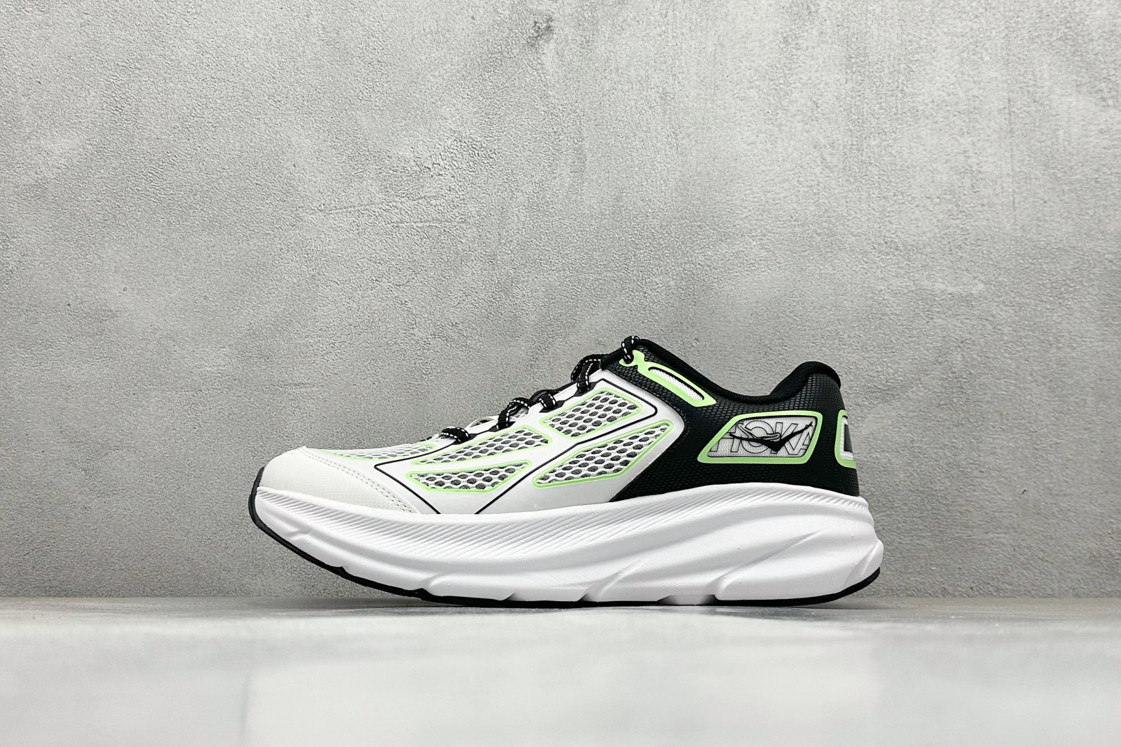 💰170
HOKA ONE ONE Clifton ONE9 克里夫顿9代专业性能减震公路跑步鞋 

货号：1155370/BWHT
尺码：36-45
编码：32