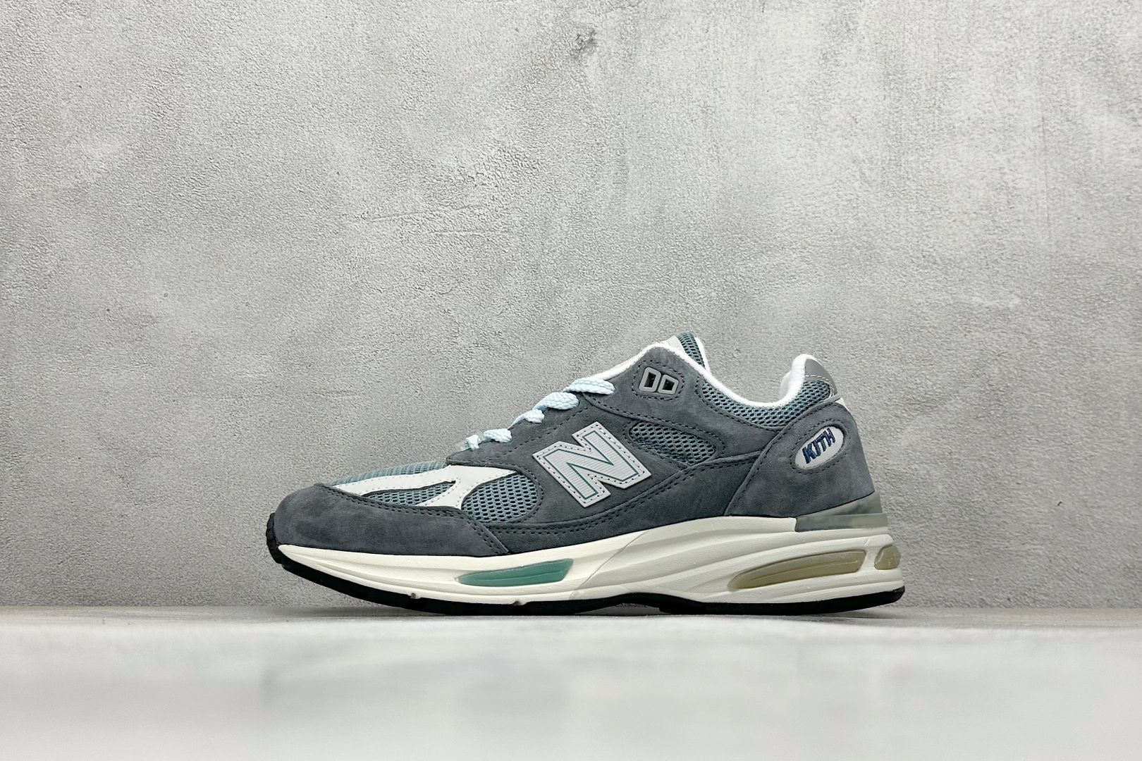 💰150
Kith x New Balance Made In USA M991系列 美产经典百搭老爹休闲运动跑步鞋
#鞋面采用猪巴革及大网眼布鞋面材质以及3层组合大底 ABZORB专利吸震鞋垫
货号：U991KH2
尺码：36 37 37.5 38 38.5 39.5 40 40.5 41.5 42 42.5 43 44 44.5 45 
编码：30