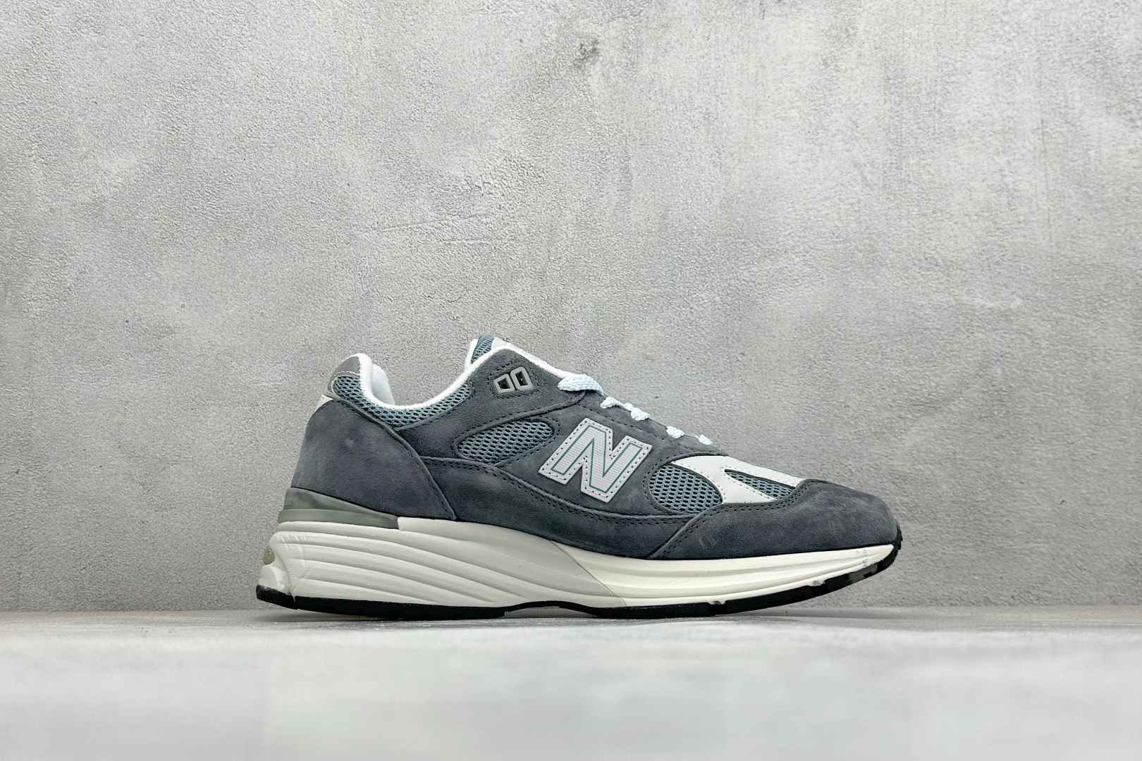 💰150
Kith x New Balance Made In USA M991系列 美产经典百搭老爹休闲运动跑步鞋
#鞋面采用猪巴革及大网眼布鞋面材质以及3层组合大底 ABZORB专利吸震鞋垫
货号：U991KH2
尺码：36 37 37.5 38 38.5 39.5 40 40.5 41.5 42 42.5 43 44 44.5 45 
编码：30