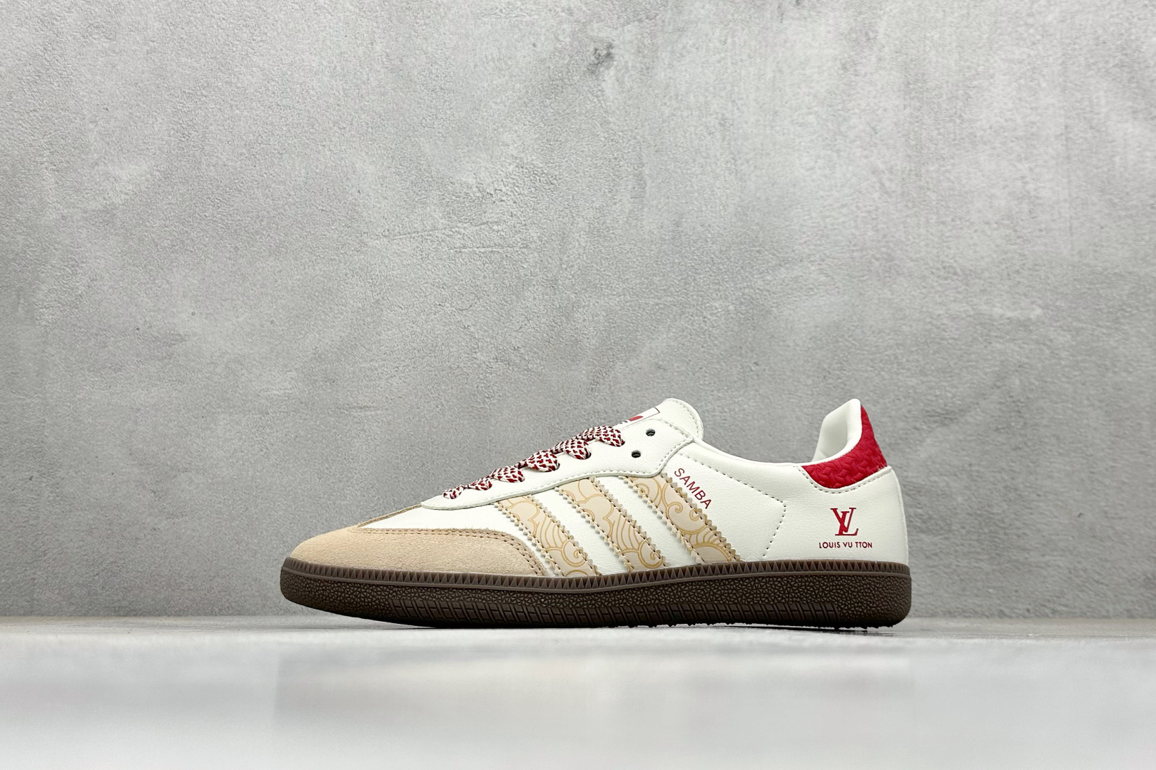 💰130
Adidas originals Samba OG x LV联名
桑巴舞系列复古经典轻便板鞋 
此款以简约大方的造型设计 给人以随性休闲的时尚格调 
穿着舒适轻便，运动灵活自如 满足日常个性穿搭
货号：GJ75810
Size：36 36.5 37 38 38.5 39 40 40.5 41 42 42.5 43 44 44.5 45
编码：28