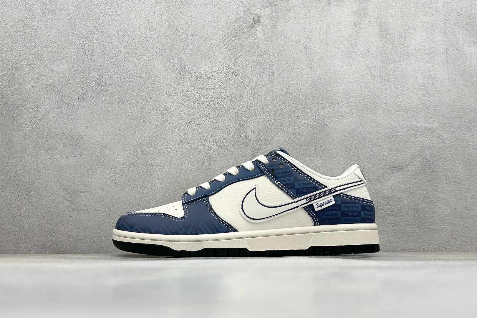 💰150
Nike SB Dunk Low Supreme联名 暗刻蓝 周年高端定制 低帮休闲板鞋
#定制鞋盒 大厂纯原品质出货 超高清洁度 皮料切割干净无任何毛边 细节完美
货号：FC1688-228
尺码：36 36.5 37.5 38 38.5 39 40 40.5 41 42 42.5 43 44 44.5 45 
编码：30