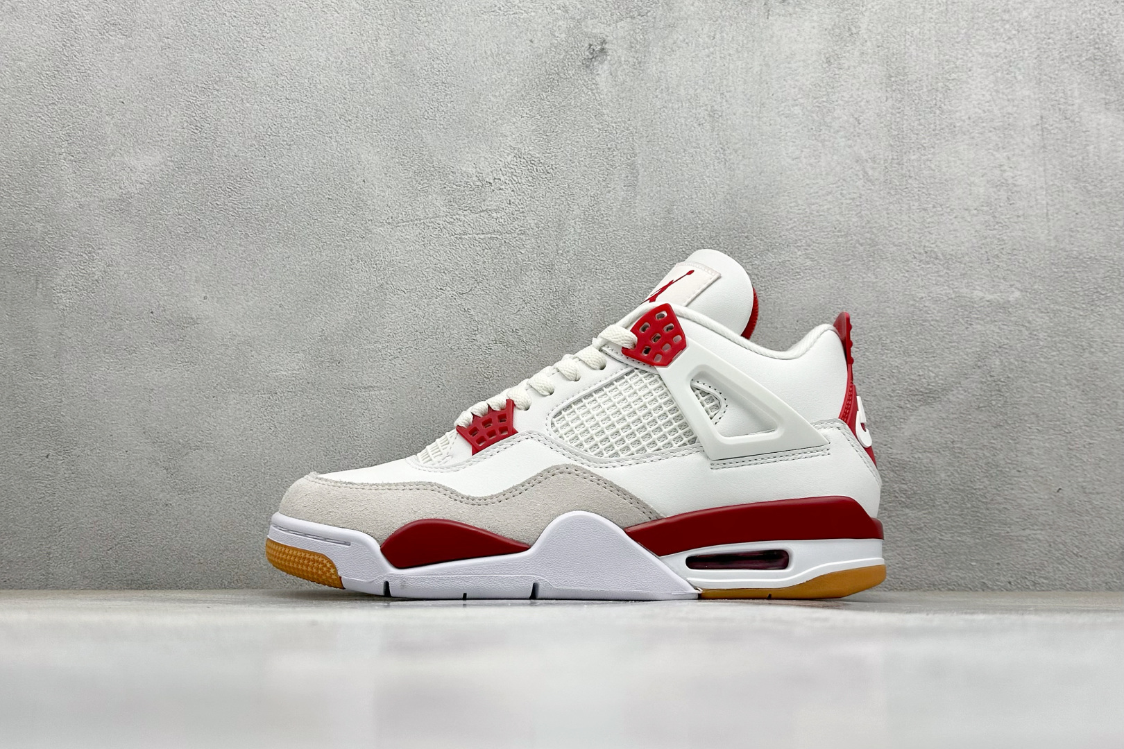 💰250
新F版Air Jordan AJ4 Retro 白红 中帮篮球鞋
原楦原纸板同源开发 完美呈现乔4的版型 内侧正确双色网格 还原细节 正确气垫颜色 正确网格工艺 正确拉帮工艺 全鞋原装材料制作 原档案原模具打造 
货号：DR5415-106
尺码：36-48
编码：40