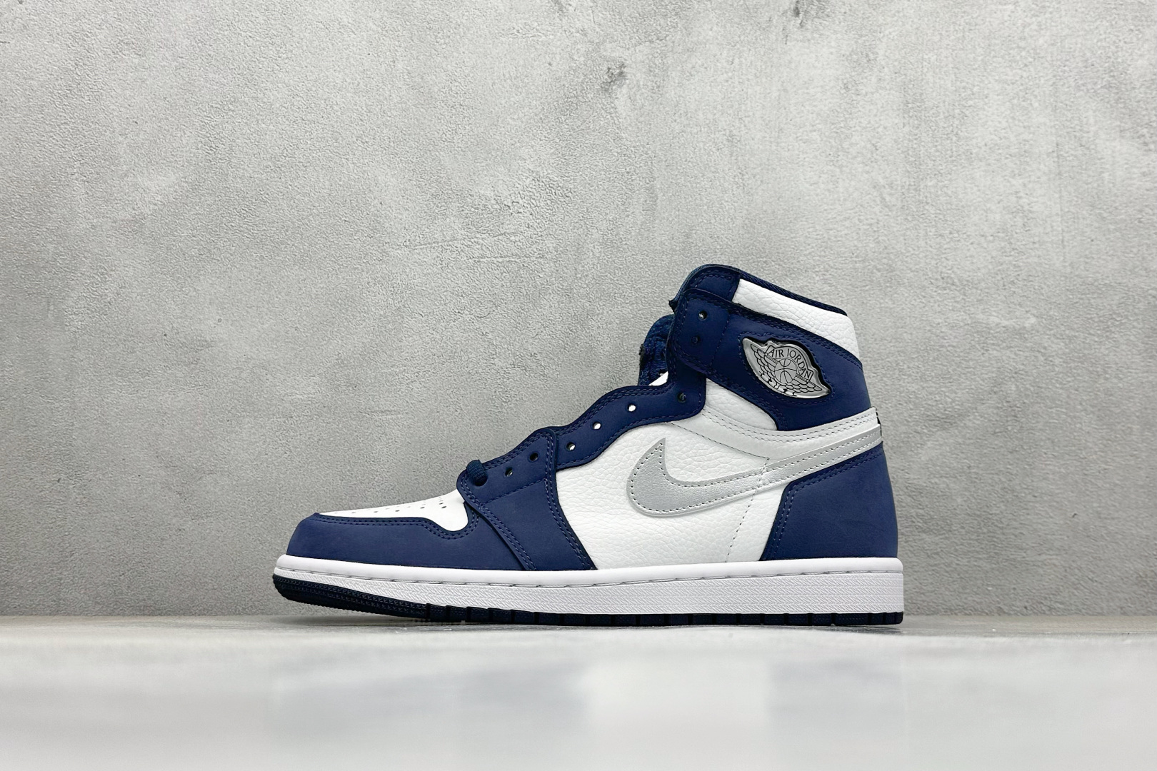 💰210 新F版AIR Jordan 1 RETRO HIGH OG 高帮 海军蓝 原装纸板原楦开发 极致鞋型一眼正即视感 #独家私模原档案开模，自动区别市面版本 #全鞋采用东莞头层皮，用料绝不含糊 #飞翼3D高频立体感十足 细节全方面到位 #全鞋电脑车线 顶级工艺 完美清洁度 货号: DC1788-100 尺码：36-47.5 编码：36