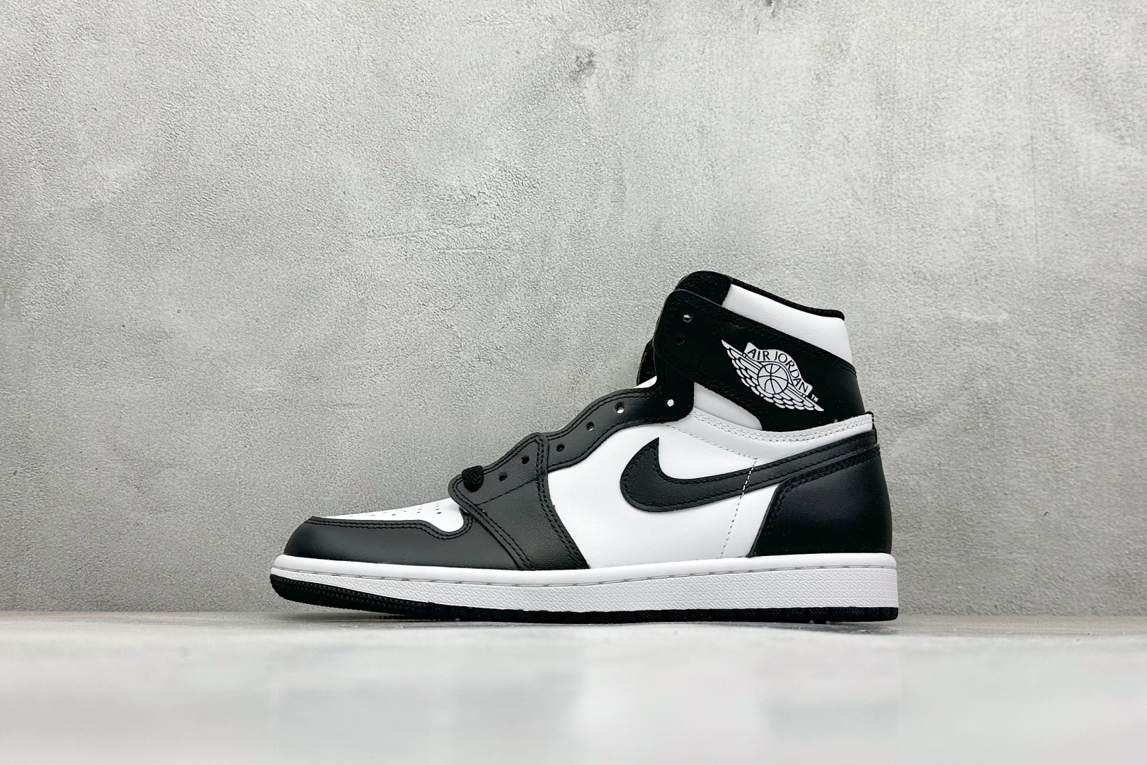 💰210 新F版AIR Jordan 1 RETRO HIGH OG 高帮 黑白 原装纸板原楦开发 极致鞋型一眼正即视感 #独家私模原档案开模，自动区别市面版本 #全鞋采用东莞头层皮，用料绝不含糊 #飞翼3D高频立体感十足 细节全方面到位 #全鞋电脑车线 顶级工艺 完美清洁度 货号: 555088-010 尺码：36-47.5 编码：36