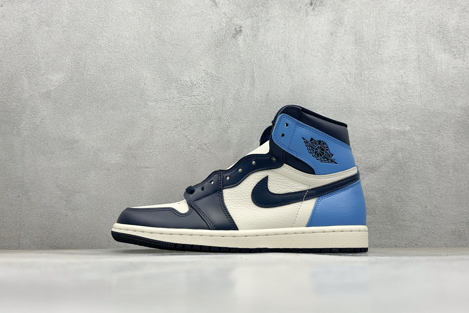 💰210 新F版AIR Jordan 1 RETRO HIGH OG 高帮 黑曜石 原装纸板原楦开发 极致鞋型一眼正即视感 #独家私模原档案开模，自动区别市面版本 #全鞋采用东莞头层皮，用料绝不含糊 #飞翼3D高频立体感十足 细节全方面到位 #全鞋电脑车线 顶级工艺 完美清洁度 货号: 555088-140 尺码：36-47.5 编码：36
