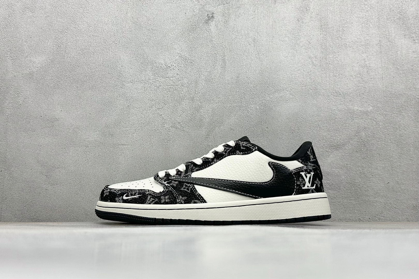 💰230
SC版Travis Scott x Fragment Design x Air Jordan 1 Low OG SP AJ1 乔1 LV联名 白黑牛仔 低帮文化休闲板鞋
#多方联名合作融合了Travis Scott 独特的音乐风格，藤原浩个性的设计风格以及Jordan品牌的经典元素 使其成为一双具有独特身份和价值的鞋子 清新而立体的外观加上联名标识更突出了其独特身份 这种配色方案显示出活力和时尚感 在视觉上引人注目 鞋身的质感和细腻的细节处理使其显得高端而格调十足 这款“倒钩”联名是设计与创意完美结合 融合多方的个性风格是一款备受瞩目的潮流鞋款
货号：SC0601-058
尺码：36 36.5 37.5 38 38.5 39 40 40.5 41 42 42.5 43 44 44.5 45 
编码：38