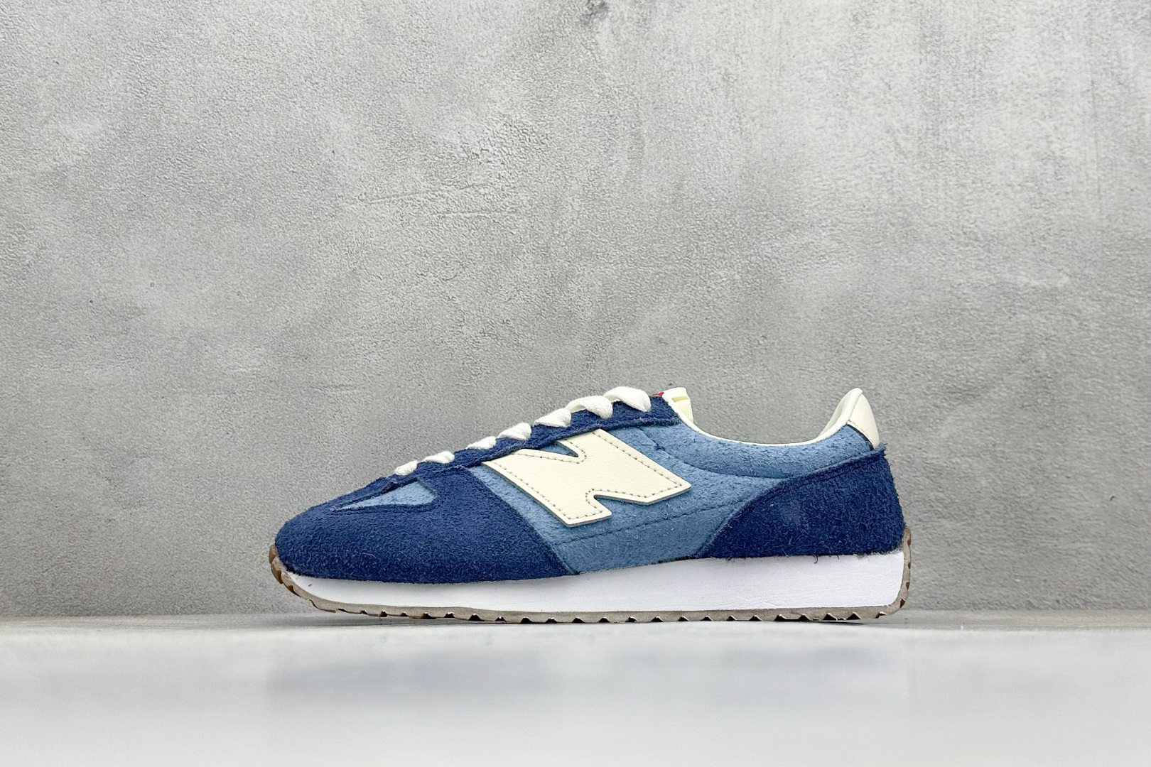 New Balance NB471 系列织物牛剖层革生活休闲鞋 New Balance 471鞋款的诞生不仅承载着New Balance对复古薄底跑鞋的创意诠释 更延续了品牌对经典设计的传承与致敬. 当别人在追逐5cm气垫时 New Balance用471系列证明 真正的潮流 从来不是盲目堆砌 而是让每个时代的美好都能被重新看见 货号:U471KDB 编码:27