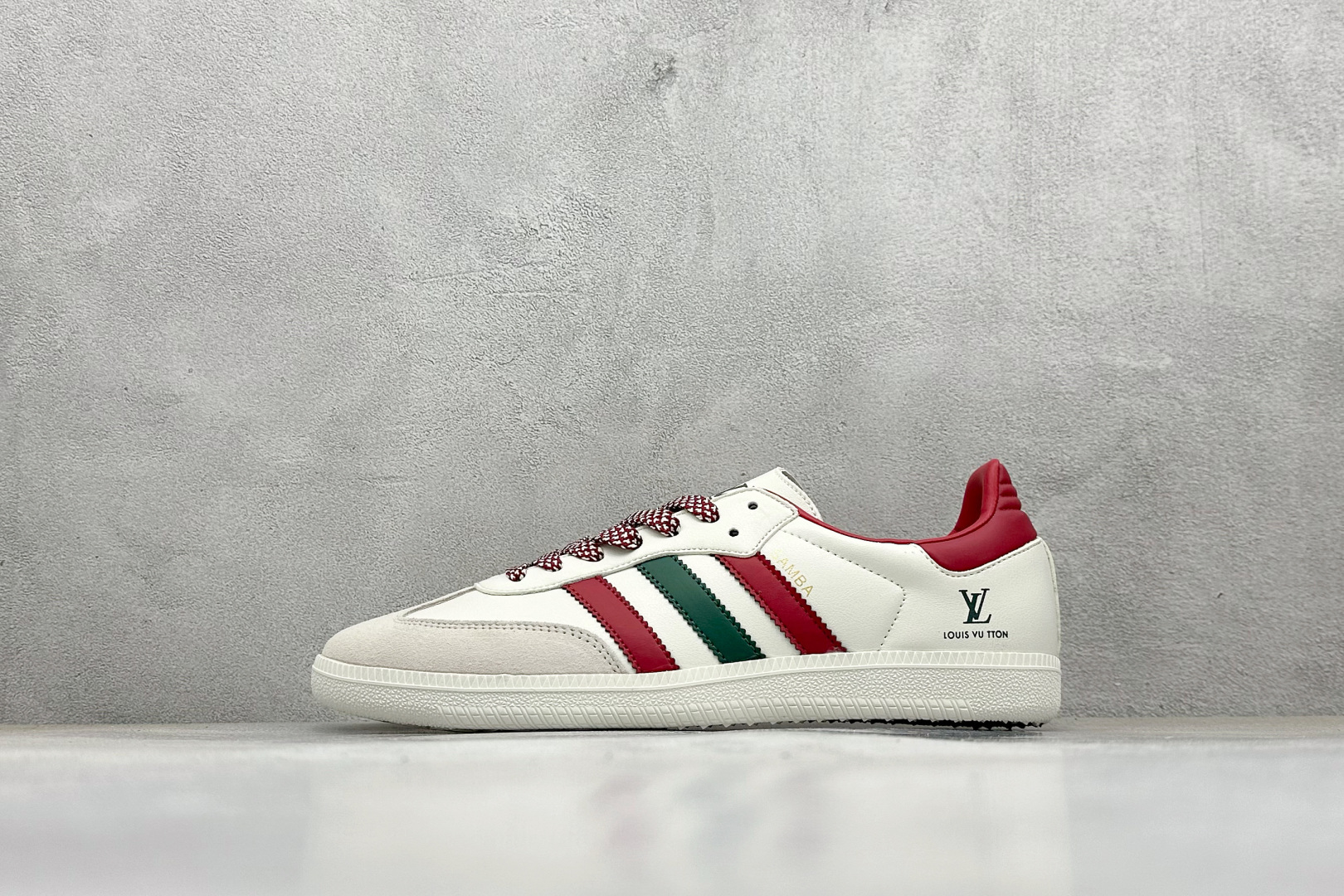 💰130
Adidas originals Samba OG x LV联名
桑巴舞系列复古经典轻便板鞋 
此款以简约大方的造型设计 给人以随性休闲的时尚格调 
穿着舒适轻便，运动灵活自如 满足日常个性穿搭
货号：GJ75801
Size：36 36.5 37 38 38.5 39 40 40.5 41 42 42.5 43 44 44.5 45
编码：28