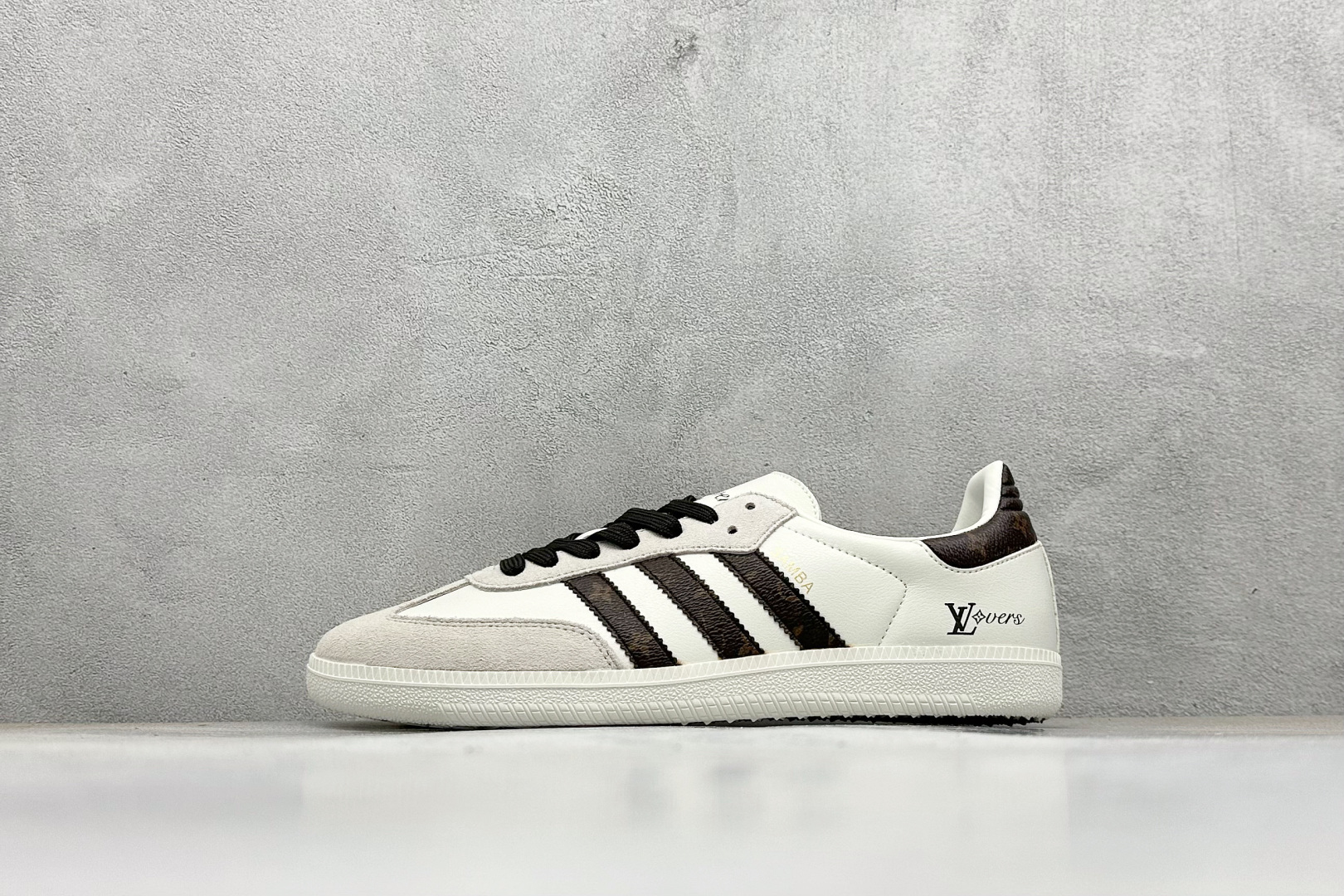 💰130
Adidas originals Samba OG x LV联名
桑巴舞系列复古经典轻便板鞋 
此款以简约大方的造型设计 给人以随性休闲的时尚格调 
穿着舒适轻便，运动灵活自如 满足日常个性穿搭
货号：GJ75803
Size：36 36.5 37 38 38.5 39 40 40.5 41 42 42.5 43 44 44.5 45
编码：28