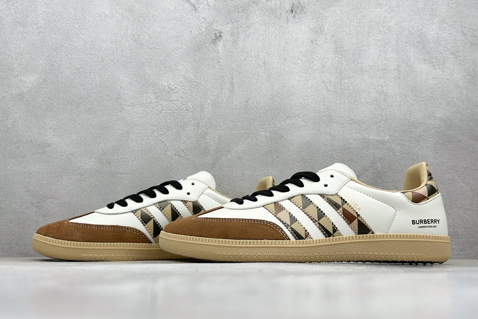 160 Adidas originals Samba x 巴宝莉联名 桑巴舞系列复古经典轻便板鞋 GJ75806