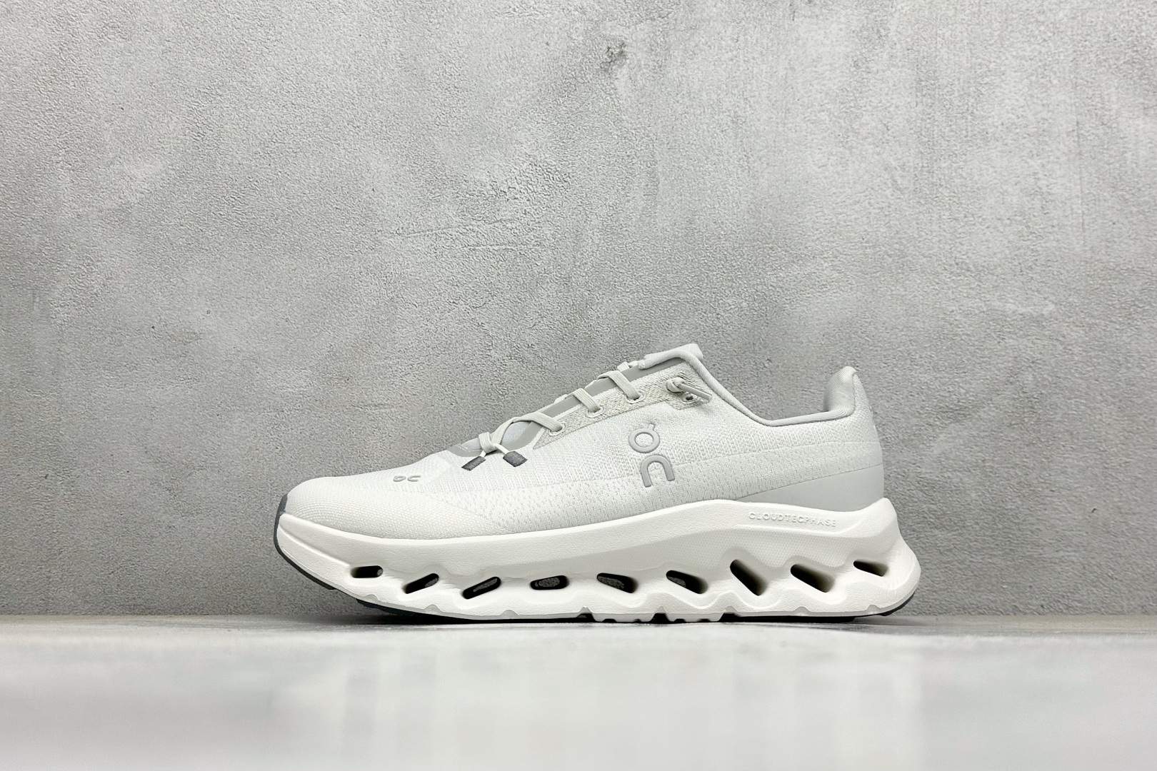 💰130
XD版On Cloudmonster CL昂跑减震生活休闲鞋 
此运动品牌 开创于2010年 缓震着陆、强效回弹、轻柔质感的设计构思始终是ON研制关键 与此同时基于“为全球提供革新性的跑步感受”信念  陆续推出了多款跑鞋及其以专业运动人体跑步工程学为设计关键的功能性跑步服饰设备 让跑者不费力气地畅快畅跑 
货号：3ME10103740
SIZE：36-45
编码：28